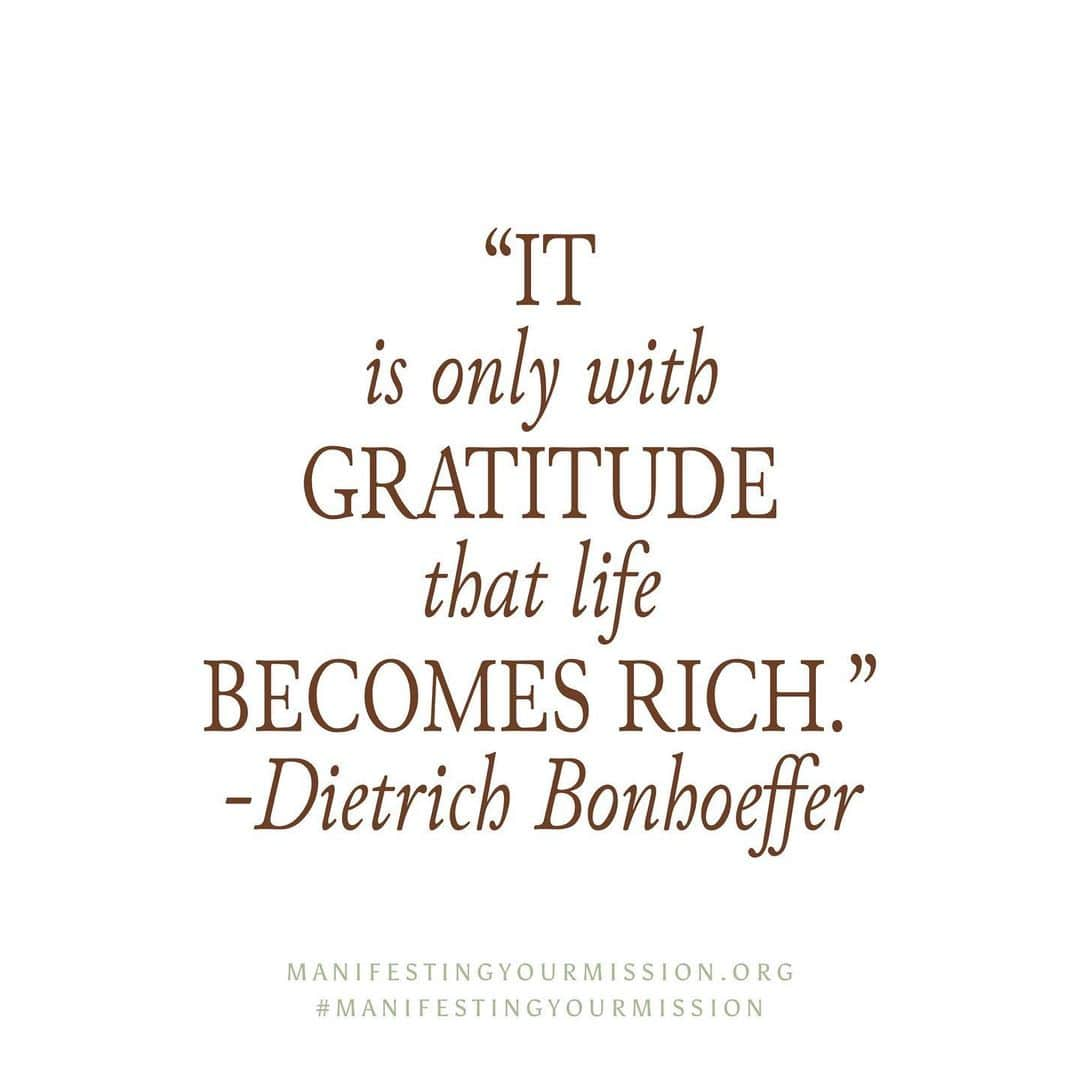 ブリアンナ・ブラウンさんのインスタグラム写真 - (ブリアンナ・ブラウンInstagram)「I 🤎 this quote and here is why…. ⠀⠀⠀⠀⠀⠀⠀⠀⠀ The opposite of anxiety is gratitude. That’s it. Appreciate what you already have instead of comparing to what you don’t yet have. When I do this, I feel so much lighter, more present, and happier.」6月27日 6時45分 - briannabrownkeen