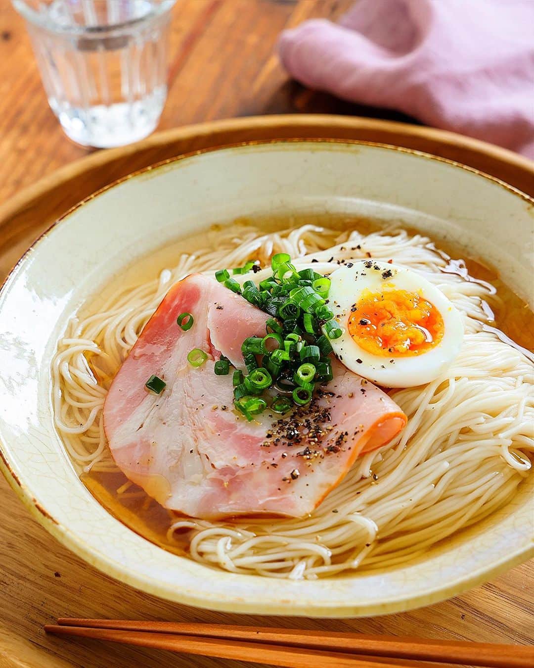 Mizuki【料理ブロガー・簡単レシピ】さんのインスタグラム写真 - (Mizuki【料理ブロガー・簡単レシピ】Instagram)「・材料少しですぐでき💕 ⁡ ［#レシピ ］ ーーーーーーーーーーーーーーーーー あっさりコクうま！うま塩そうめん ーーーーーーーーーーーーーーーーー ⁡ ⁡ ⁡ おはようございます☺️ ⁡ 昨日リールでご紹介したレシピの 静止画バージョンです✨ ⁡ ⁡ ▼ ▼ ▼ ▼ ▼ ▼ ⁡ ⁡ あっさりコクうま！ \ うま塩そうめん / ⁡ 材料少しですぐできる そうめんのアレンジレシピ💕 うま味たっぷりの塩スープで さっぱりいただけますよ〜✨ (スープは冷やしてもおいしい！) ⁡ お好きなトッピングで お気軽にお試しくださいね😋 ⁡ ⁡ ⁡ ⋱⋰ ⋱⋰ ⋱⋰ ⋱⋰ ⋱⋰ ⋱⋰ ⋱⋰ ☑︎簡単・時短・節約レシピ更新中 @mizuki_31cafe ⁡ ☑︎謎の暮らし＆変なライブ垢 @mizuki_kurashi ⋱⋰ ⋱⋰ ⋱⋰ ⋱⋰ ⋱⋰ ⋱⋰ ⋱⋰ ⁡ ⁡ ⁡ ＿＿＿＿＿＿＿＿＿＿＿＿＿＿＿＿＿＿＿ 【2人分】 そうめん...2人分(200g) ⚫︎水...600ml ⚫︎鶏がらスープ...大1 ⚫︎醤油...小2 ⚫︎塩...小1/2 ごま油...小2 粗挽き黒こしょう...適量 (好みのトッピング▼) ハム・ねぎ・ゆで卵など...適量 ⁡ 1.そうめんは表示通りに茹で、冷水で締めて水気を切る。 2.小鍋に⚫︎を入れ、ひと煮立ちさせる。 3.器に1を盛り、2をかけ、トッピングをのせる。ごま油を半量ずつまわしかけ、黒こしょうを振る。 ￣￣￣￣￣￣￣￣￣￣￣￣￣￣￣￣￣￣￣ ⁡ ⁡ 《ポイント》 ♦︎スープは冷やしてもおいしいです♩ ♦︎熱々で食べたい場合→別茹でしたそうめんをスープに加えてさっと煮てください♩ ♦︎トッピングはお好みで♩ ♦︎流水麺を使えばもっと手軽に作れます♩ ⁡ ⁡ ⁡ ⁡ ⁡ ⁡ ⋱⋰ ⋱⋰ ⋱⋰ ⋱⋰ ⋱⋰ ⋱⋰ ⋱⋰  愛用している調理器具・器など   #楽天ROOMに載せてます ‎𐩢𐩺  (ハイライトから飛べます🕊️) ⋱⋰ ⋱⋰ ⋱⋰ ⋱⋰ ⋱⋰ ⋱⋰ ⋱⋰ ⁡ ⁡ ⁡ ⁡ ⁡ ⁡ ✼••┈┈┈┈┈••✼••┈┈┈┈┈••✼ 今日のごはんこれに決まり！ ‎𓊆#Mizukiのレシピノート 500品𓊇 ✼••┈┈┈┈┈••✼••┈┈┈┈┈••✼ ⁡ ˗ˏˋ おかげさまで25万部突破 ˎˊ˗ 料理レシピ本大賞準大賞を受賞しました✨ ⁡ 6000点の中からレシピを厳選し まさかの【500レシピ掲載】 肉や魚のメインおかずはもちろん 副菜、丼、麺、スープ、お菓子 ハレの日のレシピ、鍋のレシピまで 全てこの一冊で完結 𓌉◯𓇋 (全国の書店・ネット書店で発売中) ⁡ ⁡ ⁡ ⁡ ⁡ ⁡ #うま塩そうめんm #塩そうめん #うま塩そうめん #ぶっかけ #そうめん #そうめんレシピ #そうめんアレンジ #麺 #ランチ #麺料理 #節約料理 #簡単料理  #時短料理 #料理 #mizukiレシピ  #アルモンデ #時短レシピ #節約レシピ #簡単レシピ」6月27日 6時46分 - mizuki_31cafe