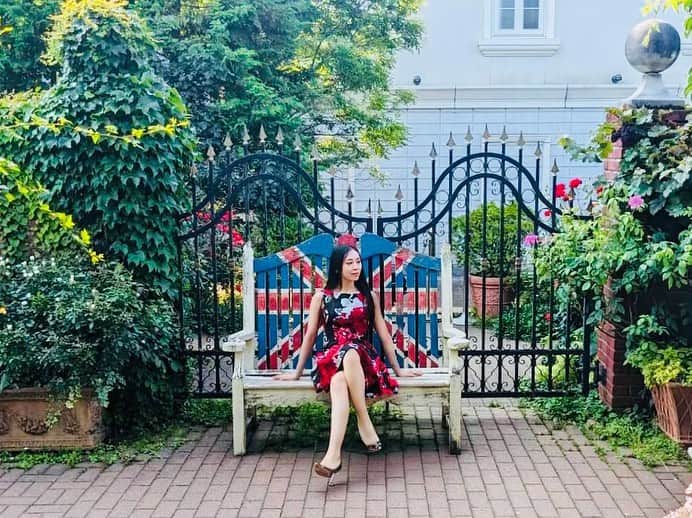 のインスタグラム：「紫陽花おさめ  #横浜イングリッシュガーデン #紫陽花 #バラ園 #横浜 #yokohama #地元の風景 #梅雨 #夏 #summer #私服 #fashion #selfie #japanesegirl #instagramers #influencer」