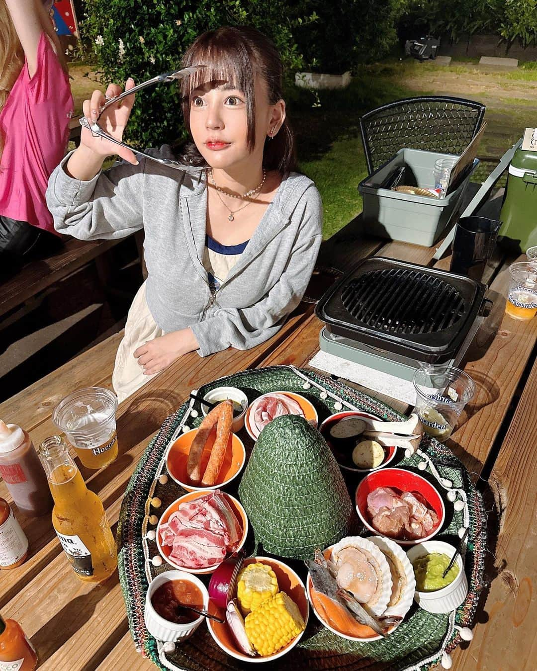 夕美しおんのインスタグラム：「やっぱり夏はBBQでしょっ✨ ってことで、BBQの出来るビアガーデンへ( ¯ᵕ¯ )♡  メキシカンBBQプレート ・牛カルビ ・サムギョプサル ・ジャークチキン ・メキシカンソーセージ ・殻付きホタテ ・サーモン ・ソフトシェルシュリンプ  ◆グリル野菜盛り合わせ ・茄子 ・赤パプリカ ・黄パプリカ ・ズッキーニ ・とうもろこし ・赤玉ねぎ ・エリンギ  ◆サラダ＆ポテト ・アボカドとオリーブオイルチキンのコブサラダ ・ハニーマスタードのポテトフライ  ◆フードトラックのホットドックセット  ◆かき氷 ・いちごのソルビン  ◆メキシカンBBQソース ・ワカモレ ・チミチュリソース ・サルサソース ・カンザスシティBBQソース  の超超超豪華なセットでした( ¯ᵕ¯ )♡  新宿駅の上という便利さもサイコーだし、ビールも500円で飲み放題なの神すぎた🥹🩷  PR @hello_beergarden  #新宿バーベキュー #新宿ビアガーデン #東京バーベキュー #東京ビアガーデン #新宿グルメ」