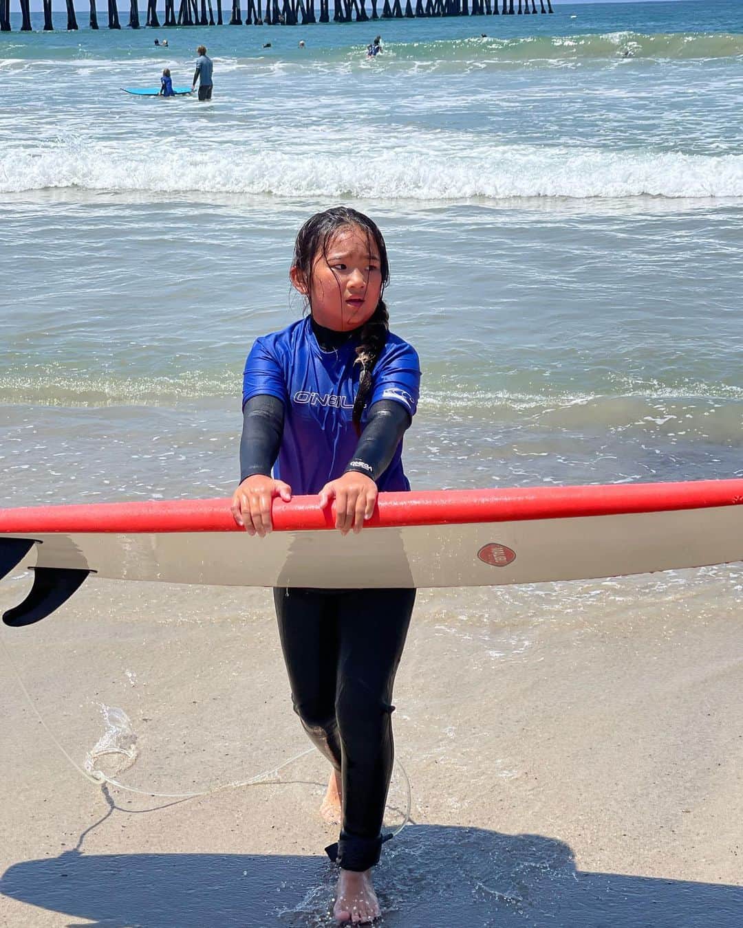 北紺守彦さんのインスタグラム写真 - (北紺守彦Instagram)「☀️Summer surf Camp 🏄 @San Clemente Pier  子供達は🐠夏休み  この時期は サマースクールに入れる 親が多い 🇺🇸こちらは サーフィンのサマースクールが あるんです。  レベルに応じてクラス分けされ 🐚海の知識やサーフィンのルールを学び 🏄3ラウンド ＋ 🏊ジャンピングウォーター  楽しそう😃 普段 僕が教えてるけと 本格的にプロサーファーから教わるのは ⤴️レベルアップするね  僕も小学生の頃 こんな体験したかったなぁ Moanaが羨ましい😊笑  夏休みは 何処に行っても子供達でいっぱい 🇺🇸カリフォルニアは 親も休みなのか❓ 休みを取ってるのか⁉️ 🇯🇵日本が 休みが少な過ぎるのか❗️  こちらは ビーチも街も👨‍👨‍👧ファミリーだらけ 毎日 たくさんの人で賑わってます  ⛵️自由な時間って 大切な事に費やせるから 重要だよね　  💰Time is Money  素晴らしい天気に恵まれ  最高のsurf campになりました 明日も頑張ろう🏄  1週間 この夏の👙いい思い出になるね❣️  @english_lessons_by_moana  #surf  #camp  #summer  #beach  #sanclemente  #summervacation」6月27日 7時00分 - morihiko.kitakon