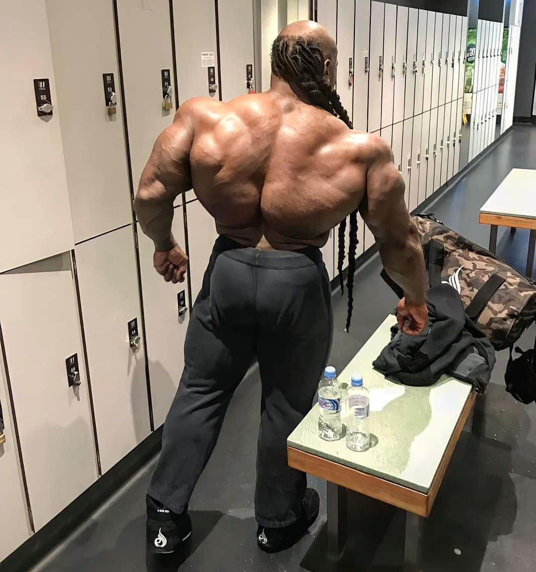 カイ・グリーンのインスタグラム：「BACK DAY — What are you training this Monday?!  Take that first step forward and bring out your best every time with @ryderwear premium D-Maks. Wear em, train in them, or wear em when you’re living life on the go and with up to 70% off there’s never been a better time to lace up a pair! #LetsWORK!!!   Save 10% OFF Use Code: KAI10 ryderwear.com/kai  #KaiGreene #Ryderwear」