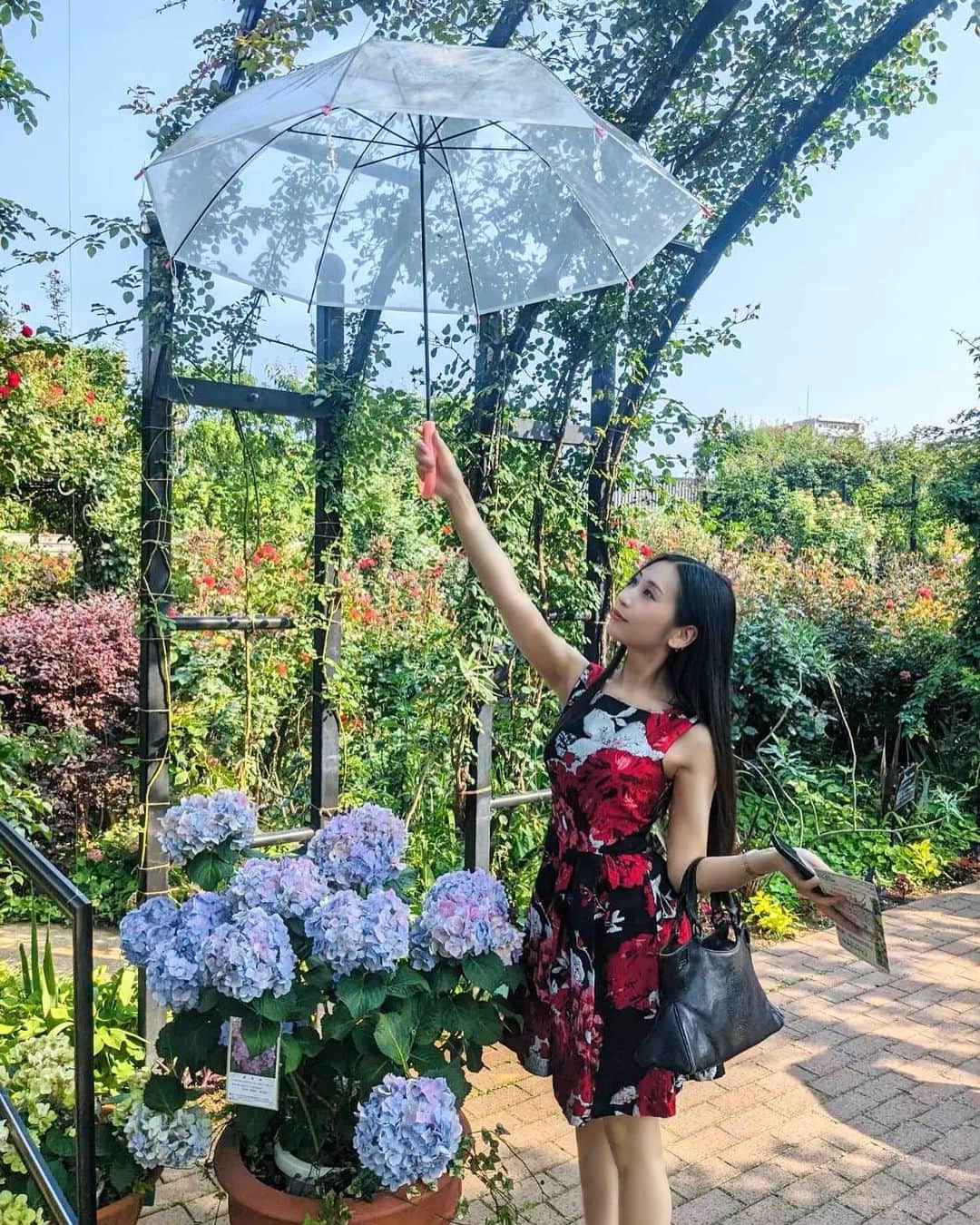 のインスタグラム：「梅雨の晴れ間  #横浜イングリッシュガーデン #紫陽花 #バラ園 #横浜 #yokohama #地元の風景 #梅雨 #夏 #summer #私服 #fashion #selfie #japanesegirl #instagramers #influencer」