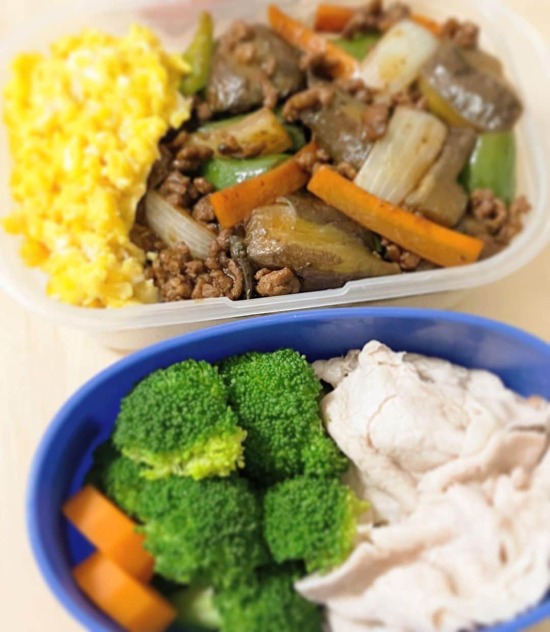石黒彩さんのインスタグラム写真 - (石黒彩Instagram)「今日のワイルドランチwww (息子弁当)  定番の塩茹でブロッコリーとにんじん🥕 豚肉は茹でてあたたかいうちに白だしに少し絡めてちょっと味付きに🌟 (ドレッシング使わないんだ〜マッチョの方々もそうだよね？その方が筋肉に良いのかな⁉️)  ご飯の上には 茄子と挽肉の味噌炒めとスクランブルエッグ✨  茄子は塩水であく抜きして絞って時短調理😃 冷えて油が固まるのがいやなので 油はひかずに挽肉から出る油を使って。 油が多い時はキッチンペーパーで拭き拭き✋十分炒めれちゃいます✨  味付けは回鍋肉みたいな感じ❤️ スクランブルエッグもたんぱく質🥚www  りんご丸ごとも洗って拭き拭きw🍎 りんご毎日食べたらお腹の調子が良いらしいwww海外のランチみたい😂 バナナもね🍌  お弁当は冷まさなきゃいけないから 早起き必須だよね💦  世の中のお弁当作ってる方々みんな尊敬🫡 私は楽チン弁当だからあんまり時間かけてないのでムムムですが😅 みんなの素敵なお弁当のインスタいっぱい見てるよ❤️  そして、、、 手抜きすまぬwwwと思うwww😂  #お弁当　#たんぱく質  #マッチョ  #ヘルシー　#男飯  #ブロッコリー  #りんご  #バナナ」6月27日 7時06分 - ishiguroaya.official