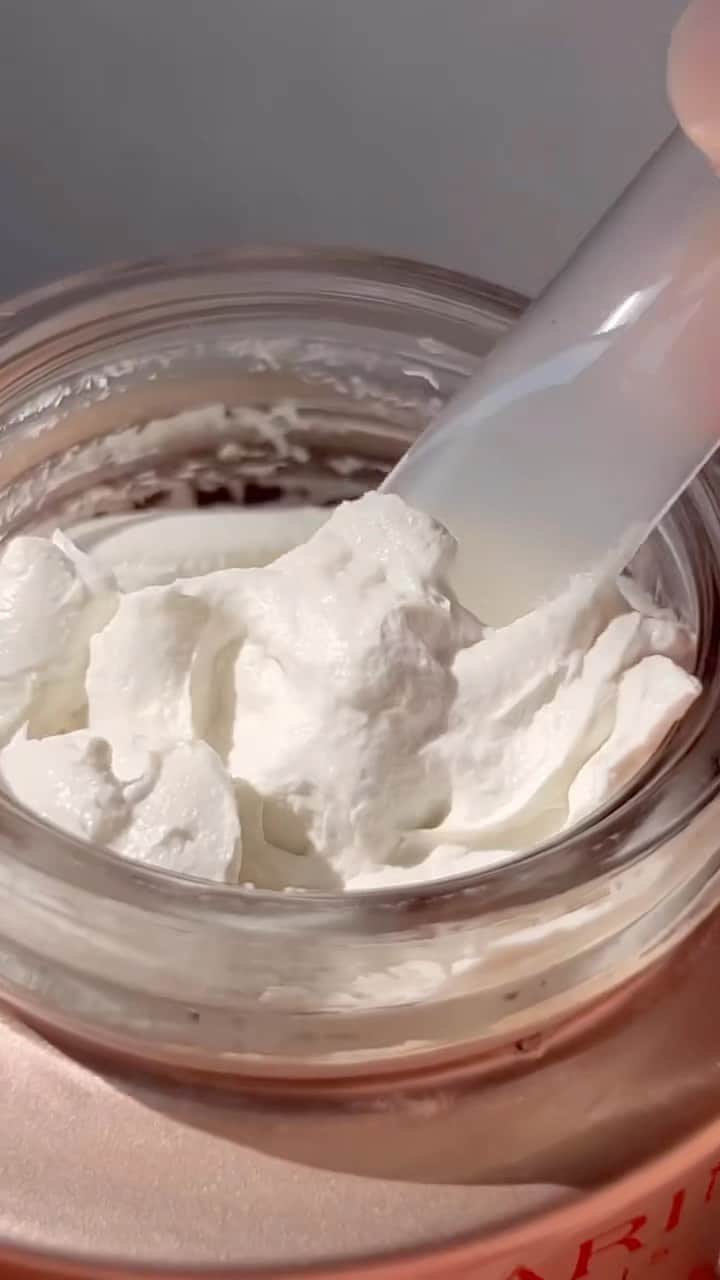 のインスタグラム：「Nothing like unboxing our favorite face mask. V-Facial Intensive Wrap mask is THE 10 minute solution to depuff and snatch your jawline! Get yours at @sephora today 🛍️  #depuff #facesculpting #jawline #unboxing」