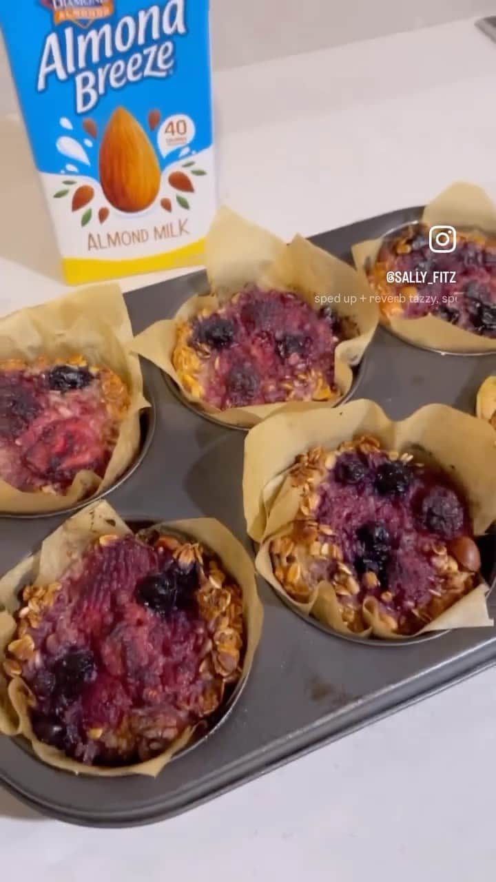サリー・フィッツギボンズのインスタグラム：「Breezin the morning with these pre training no fuss baked oats muffins with a yummy Choc avo protein moose 🙌🏼  Fitzy’s no fuss oats on the go-  A handful of chopped nuts (optional) 2 cups rolled oats 1 tsp cinnamon 1 tsp baking powder Pinch of sea salt  1 tsp ground nutmeg 1 1/2 C Vanilla unsweetened @almondbreeze  1 Tsp of honey 2 eggs or flax eggs 2 Tbs of melted coconut oil 1 tsp vanilla extract 1 C of berries to top the muffins- fresh or frozen 1/4 cup of shredded coconut to sprinkle after baked  - Mix dry ingredients together and whisk wet ingredients together. Pop all in a bowl together. Then divide into your individual muffins. Top with berries and bake on 180 C for 45mins, depending on your oven personality 👀  (Can make the night before as an option if pressed for time. )  Top with the avo protein moose and you are good to go for hrs 🙌🏼  Choc Avo Protein Moose- - 2 ripe avocados - 1/4 C approx of Vanilla unsweetened @almondbreezeaus  -1/4 cup regular cocoa powder -1/4 cup PB choc protein powder -1 tsp pure vanilla extract -Pinch of sea salt -sweetener of choice to taste-  1 Tbs approx of honey or Maple syrup as an option.  Whiz it up and enjoy ( great for all sorts of things, even as an arvo snack with carrot, celery and apple sticks) ———— #BreezeTheDay your way 💙」