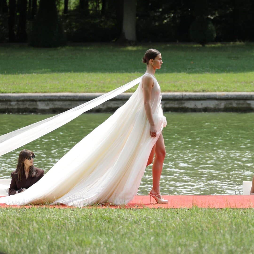 Fashion Weekさんのインスタグラム写真 - (Fashion WeekInstagram)「#FrontRow hits different when your seat is a boat. #Jacquemus' #Menswear #SS24 show was held along the water at the #PalaisDeVersailles where guests like #Emrata, #TinaKunakey, #VictoriaBeckham and more watched the show from a rowboat.   The collection embodies the spirit of royal stye and includes #PrincessDiana references and strong ballerina influences.」6月27日 7時21分 - fashionweek