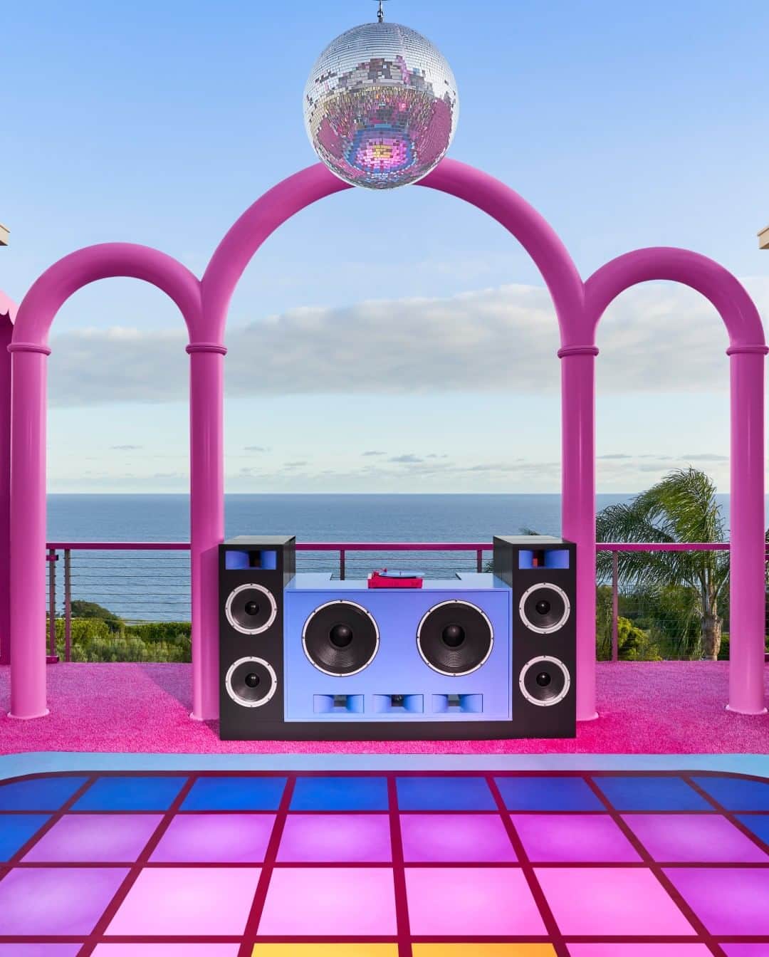 Airbnbさんのインスタグラム写真 - (AirbnbInstagram)「The Barbie Malibu DreamHouse is back on Airbnb—but this time, Ken’s hosting.   While everyone’s favorite doll makes her live action film debut in BARBIE, Ken transformed the pink palace with maximum Kenergy—cowboy hats, rollerblades, you name it.  Everyone in Barbie Land can request to book these stays on July 17 at 10am PT at the link in our bio.   Don’t miss @barbiethemovie only in theaters July 21. #BarbieTheMovie」6月27日 7時30分 - airbnb