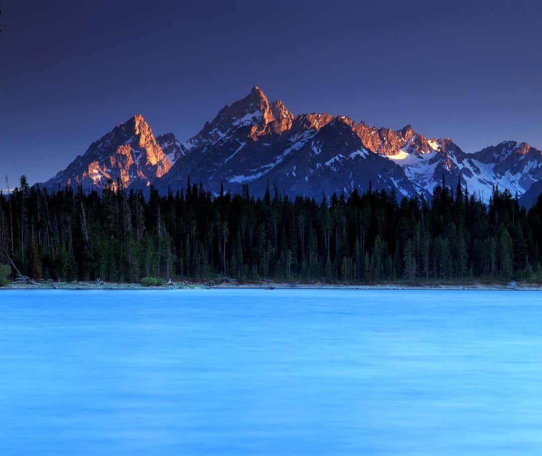 Keith Ladzinskiのインスタグラム：「Shades of blue surrounding the last glow of sun light along the Grand Teton. Photographed on 6x7 Fuji Velvia, scanned from the archives.  - - - - #grandTeton #tetonNationalPark #velvia #tetonsnationalpark #teton」