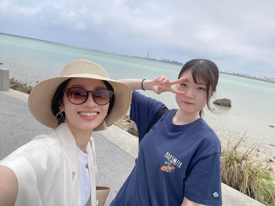 高畠麻奈さんのインスタグラム写真 - (高畠麻奈Instagram)「🍨🏝️🍔 今回は裏方として大活躍していたあゆちゃん。 稽古場からずっと、私の心の支えでもありました。 いてくれて本当にありがとう… あゆちゃんが袖で見ていてくれたから 心の余裕が出来て景色が変わった事もありました。  責任感が強くて落ち着いて周りを見ていて、 気配りの神が不意に見せる可愛い笑顔に 私はいつもメロメロよ。  私の初めての沖縄も素敵に写真に収めてくれました✨ 本当にありがとう！！！！  #劇団朱雀 #鈴花あゆみ#女神」6月27日 7時36分 - mana_724