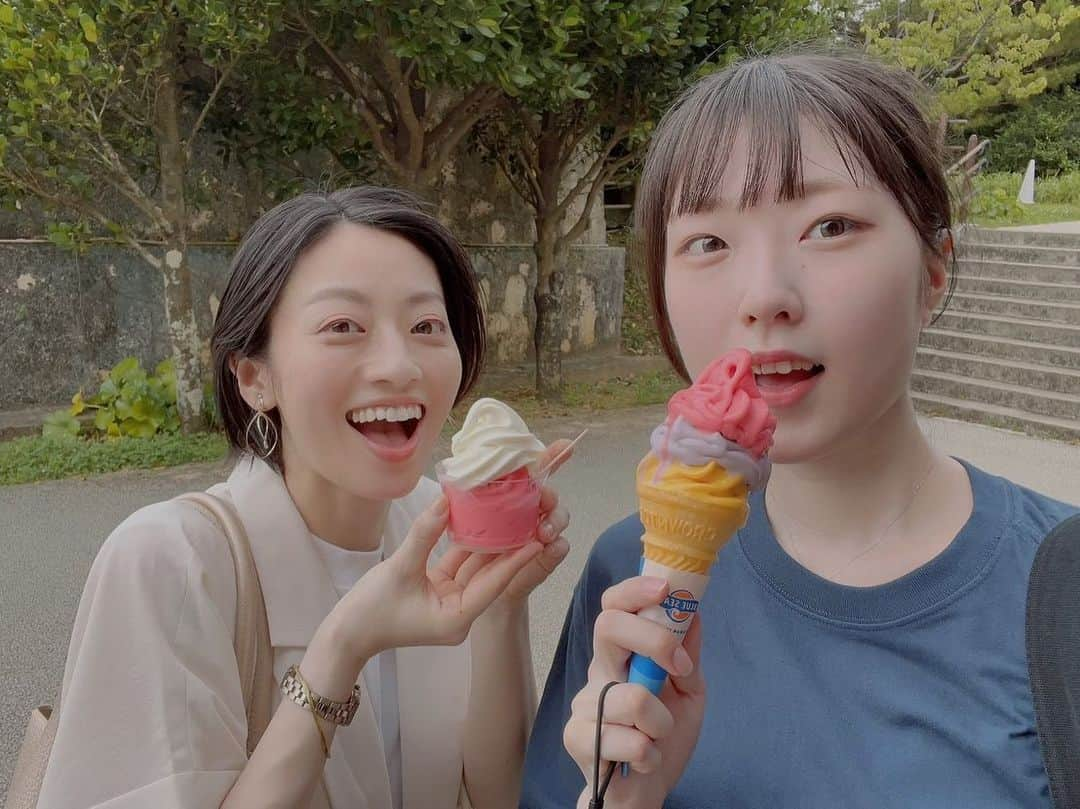 高畠麻奈さんのインスタグラム写真 - (高畠麻奈Instagram)「🍨🏝️🍔 今回は裏方として大活躍していたあゆちゃん。 稽古場からずっと、私の心の支えでもありました。 いてくれて本当にありがとう… あゆちゃんが袖で見ていてくれたから 心の余裕が出来て景色が変わった事もありました。  責任感が強くて落ち着いて周りを見ていて、 気配りの神が不意に見せる可愛い笑顔に 私はいつもメロメロよ。  私の初めての沖縄も素敵に写真に収めてくれました✨ 本当にありがとう！！！！  #劇団朱雀 #鈴花あゆみ#女神」6月27日 7時36分 - mana_724