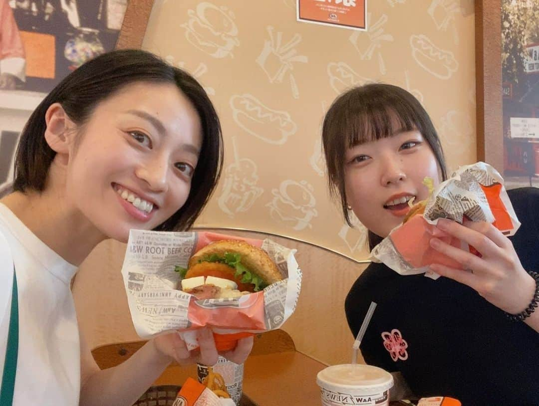 高畠麻奈さんのインスタグラム写真 - (高畠麻奈Instagram)「🍨🏝️🍔 今回は裏方として大活躍していたあゆちゃん。 稽古場からずっと、私の心の支えでもありました。 いてくれて本当にありがとう… あゆちゃんが袖で見ていてくれたから 心の余裕が出来て景色が変わった事もありました。  責任感が強くて落ち着いて周りを見ていて、 気配りの神が不意に見せる可愛い笑顔に 私はいつもメロメロよ。  私の初めての沖縄も素敵に写真に収めてくれました✨ 本当にありがとう！！！！  #劇団朱雀 #鈴花あゆみ#女神」6月27日 7時36分 - mana_724