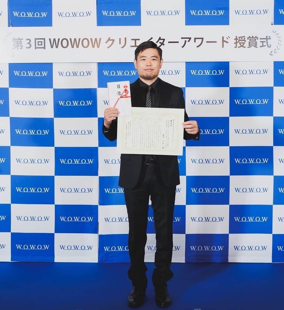 品川祐のインスタグラム：「第3回 #WOWOWクリエイターアワード 優秀賞 #異世界居酒屋のぶ シーズン2、3 の脚本監督としていただきました。 ありがとうございます。 上半身に比べて脚が細過ぎるので今後は下半身のトレーニングも強化していきたいと思います。 原作の蝉川先生 一緒にのぶを作ったスタッフキャストのみなさんありがとうございます。」