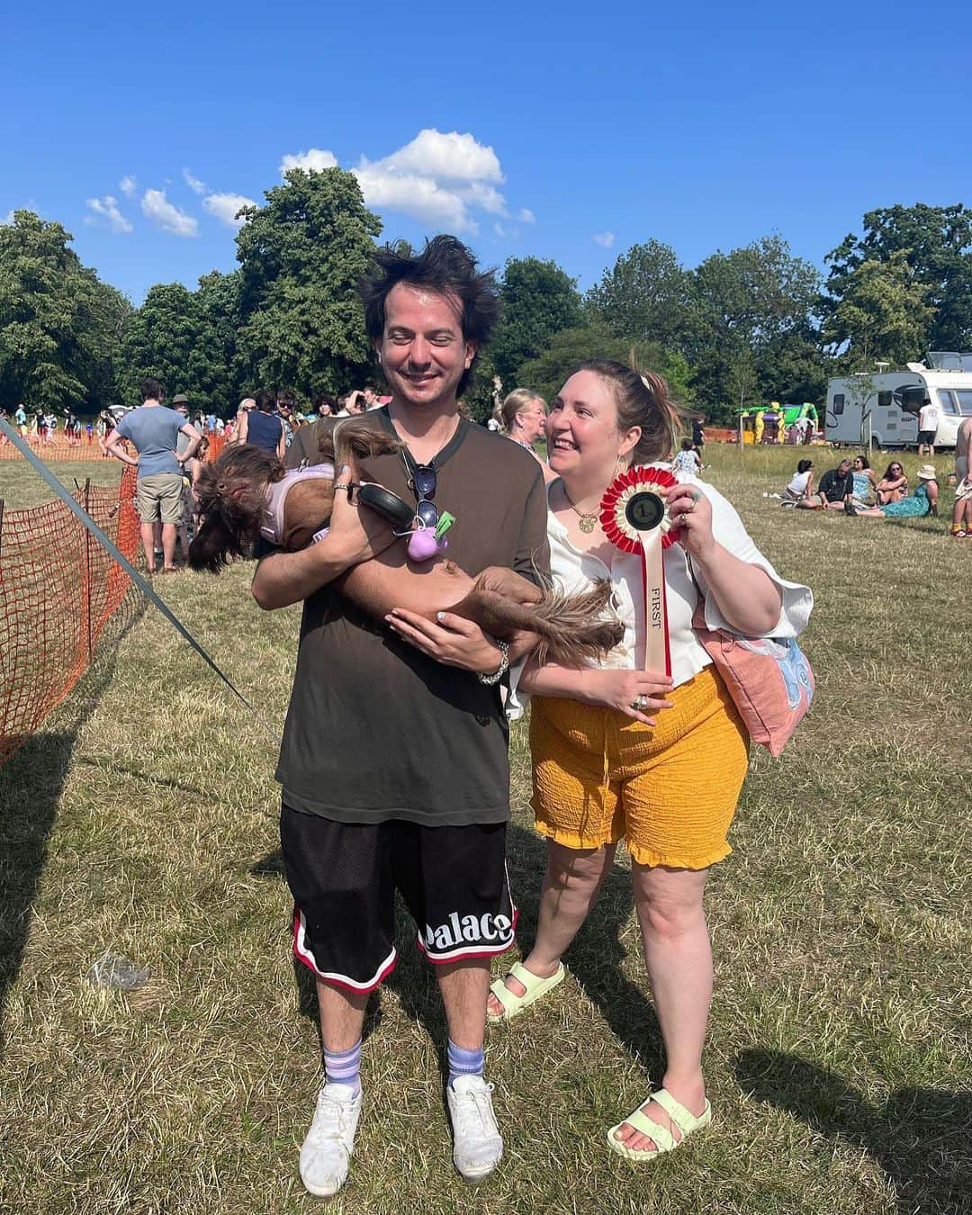 レナ・ダナムのインスタグラム：「We have some big news in our family. On Sunday June 25th, surrounded by loving pals, Luis and our dog Cornichon took home the highest honor, numero uno 🏆 🐶 🪐⚡️in the category of “pooch who looks like their owner.” Yes, the familial resemblance was finally honoured. We couldn’t be more proud. Thank you to the judges. #ferrets2000」