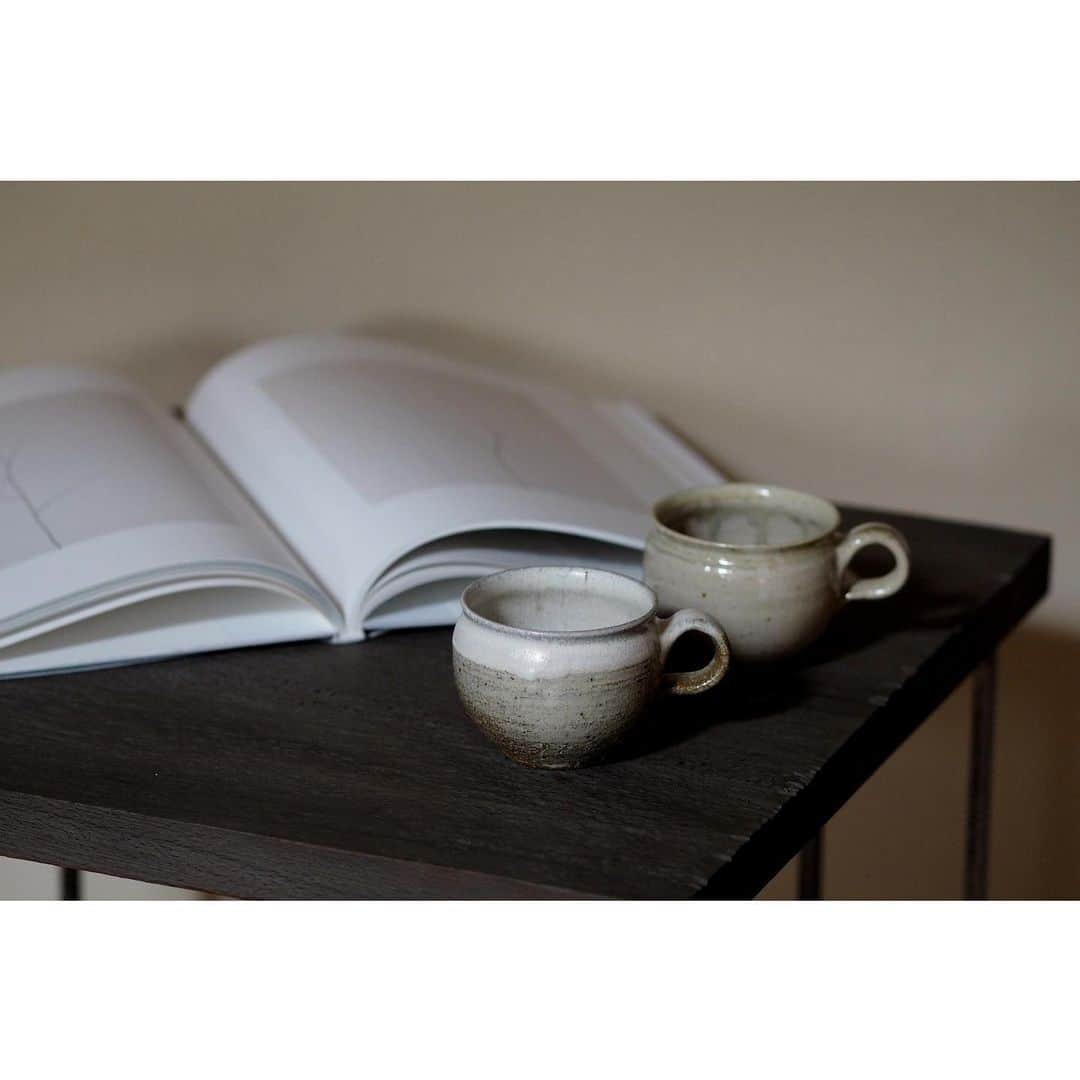 のインスタグラム：「＼＼Takashi Yomiya Exhibition／／ 余宮隆展　@yomiyatakashi  2023年7月20日Thursday-8月5日Saturday 作家在廊日　初日7月20日木曜日 12:15 まで事前予約制 【ご予約受付開始日時間｜7月6日㈭21：00〜】 以降はご予約不要、ご自由にお越しください。 皆様のお運びを心よりお待ちしております。  詳しくはWebサイトなづな雑記をご覧ください。  #余宮隆　 #マグカップ#コーヒーカップ #暮らしの道具　 #うつわ#陶器　 #テーブルコーディネート #テーブルウェア  #テーブルセッティング  #インテリアアート #インテリアスタイリング  #tabledecor #tableware  #奈良#広陵町#香芝#河合町#上牧町 #北葛城郡#真美ケ丘#五位堂 #陶屋なつな」