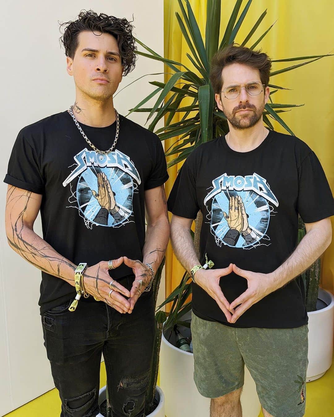 アンソニー・ペディラのインスタグラム：「limited edition smosh reunion tees out now on smosh.com」