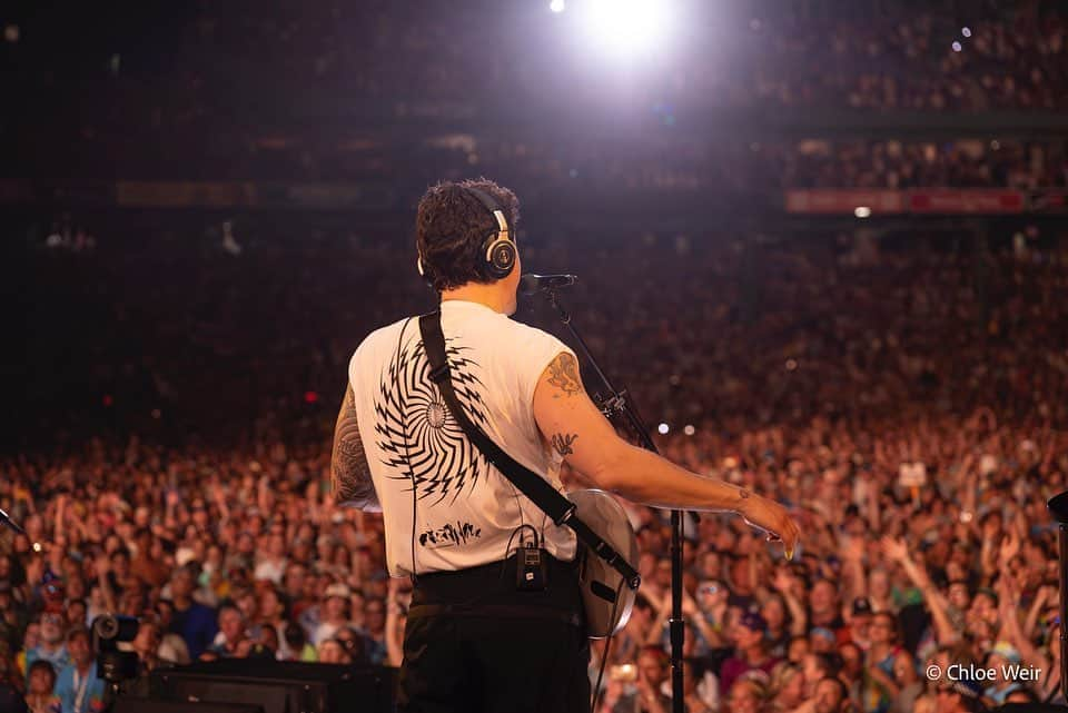 ジョン・メイヤーさんのインスタグラム写真 - (ジョン・メイヤーInstagram)「Boston. Two nights at @fenwaypark. To see the same streets I once walked as a student at Berklee lined with Deadheads making their way to the stadium - I don’t have words for that feeling. I did get to play music from that feeling, however, and together with the band, we hit some real beautiful high notes the last two nights. Boston, you mean the world to me.」6月27日 8時31分 - johnmayer