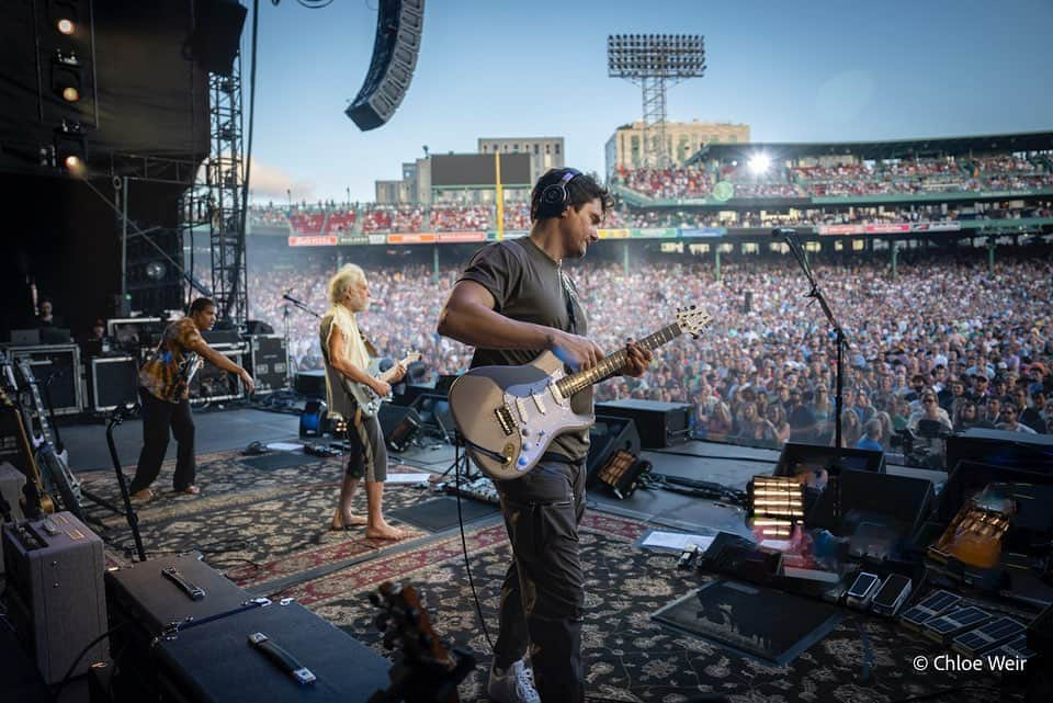 ジョン・メイヤーさんのインスタグラム写真 - (ジョン・メイヤーInstagram)「Boston. Two nights at @fenwaypark. To see the same streets I once walked as a student at Berklee lined with Deadheads making their way to the stadium - I don’t have words for that feeling. I did get to play music from that feeling, however, and together with the band, we hit some real beautiful high notes the last two nights. Boston, you mean the world to me.」6月27日 8時31分 - johnmayer