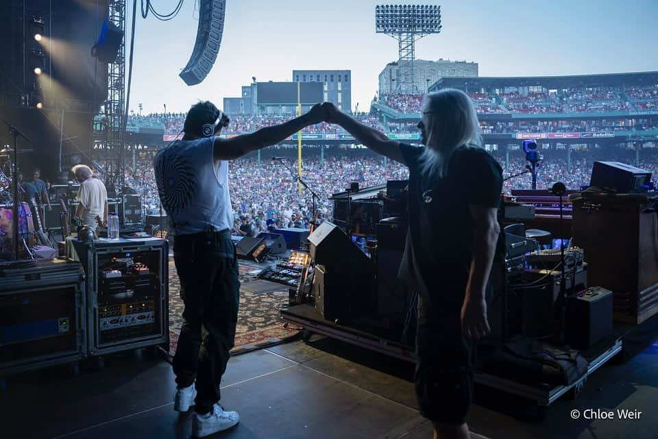 ジョン・メイヤーさんのインスタグラム写真 - (ジョン・メイヤーInstagram)「Boston. Two nights at @fenwaypark. To see the same streets I once walked as a student at Berklee lined with Deadheads making their way to the stadium - I don’t have words for that feeling. I did get to play music from that feeling, however, and together with the band, we hit some real beautiful high notes the last two nights. Boston, you mean the world to me.」6月27日 8時31分 - johnmayer