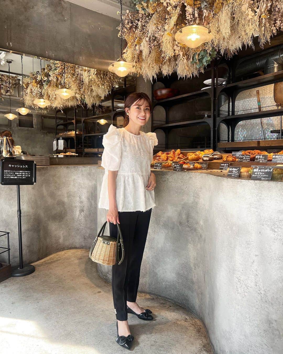 吉田奈央さんのインスタグラム写真 - (吉田奈央Instagram)「モノトーン❤︎  妖精を目指せそうなホワイトの服をみつけたけどなれませんでした🤣  陽水さんのモノマネはできます😎  靴が雨対応の @temperate64   リボンのクシュッと感かわいい❤️  popでみつけて買わずにいられなかった！  コスパよしのパン屋さん🥐 選べる楽しさと残ったらお持ち帰りできる嬉しさ。  #モノトーンコーデ#きれいめママコーデ#30代ママコーデ」6月27日 8時42分 - nao70818