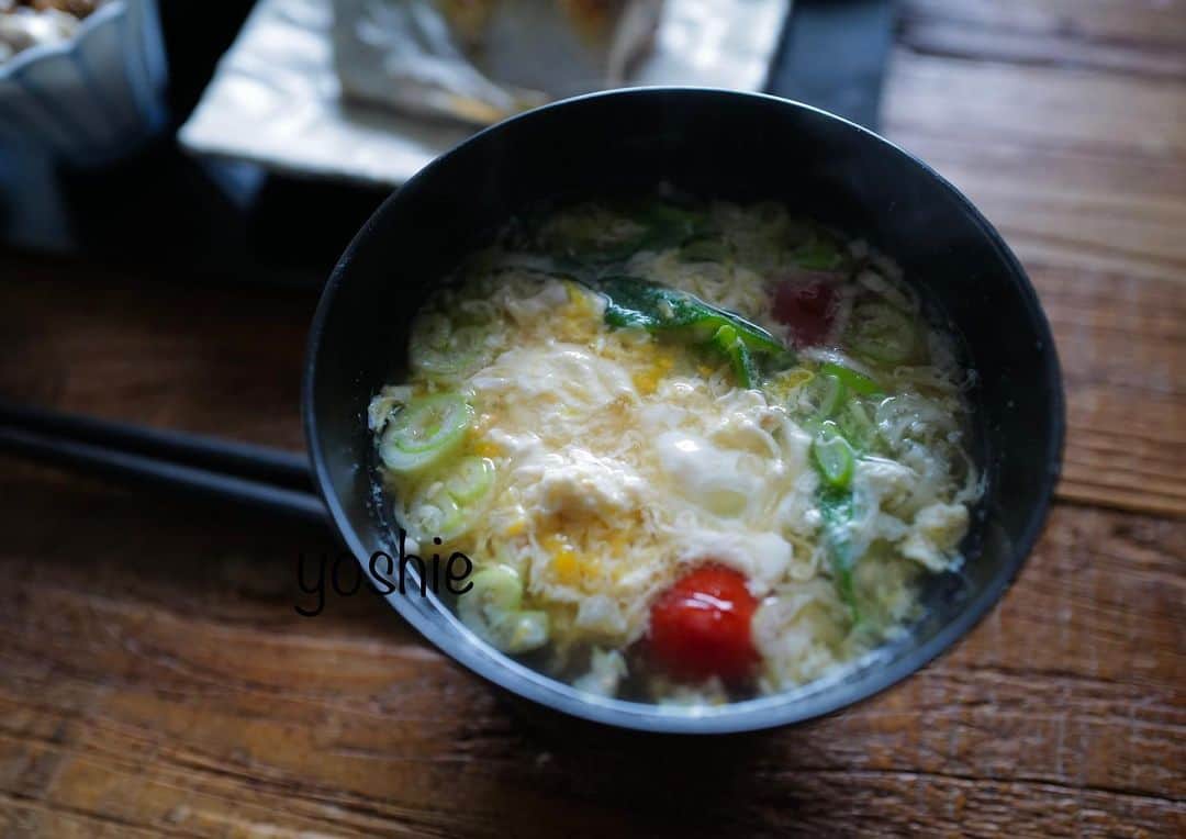 草間淑江さんのインスタグラム写真 - (草間淑江Instagram)「みなさまおはようございます。  6月27日の朝です。  今朝は、鯖の塩焼き、おかひじきとしらすのポン酢がけ、春雨の中華サラダ、厚揚げと豚肉の炒め物、納豆、海苔、黒豆、プチトマトとオクラと卵のお味噌汁、麦入りご飯、スイカ🍉  今朝はしっかり和食です。  魚売り場に真鯖が全面的に売られていたので、おいしいのかな？と思い購入しましたが、脂はそんなにのっていませんでした。  でもさっぱりしていて美味しかったです☺️  後はいつものようにちょこちょこと。  プチトマトのお味噌汁、美味しいですよ🍅  トマトは毎日食べてます👍  ごちそうさまでした☺️🙏  さて、沖縄は梅雨明けしたようですが、こちらはどんより梅雨空。  湿気も多いので、水分補給しっかり過ごしましょう。  みなさまが素敵な1日になりますように❤️  #朝食#鯖の塩焼き#和食#朝はしっかり食べる派 #今朝も感謝して#ごちそうさまでした🙏」6月27日 8時41分 - yoshie_kusama
