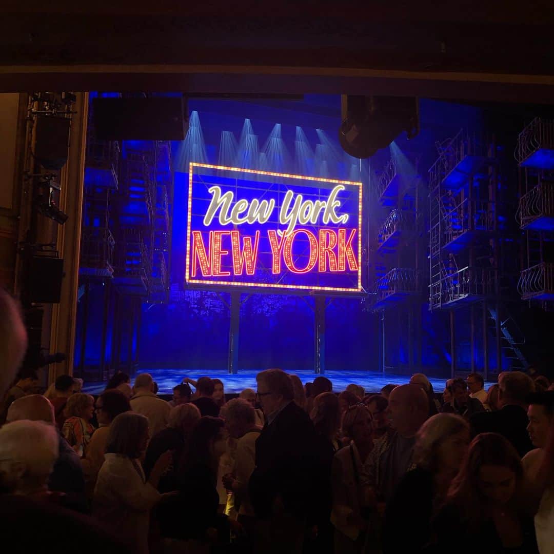 岡田育のインスタグラム：「🗽Nobody hates New York, New York!!🗽 @nynybway #newyorknewyorkbroadway #broadwaymusicals  . At the TONY awards eve. My thoughts and reactions? See the third picture! Wooo I wanna go there! Oh I live there 🤔 . 本年度の「まぁこれは嫌いな奴おらんでしょ！」枠こと「毎年１つは鉄板ご当地モノが無いとね！」枠こと『New York, New York』をトニー賞授賞式の前夜に観劇。感想は3枚目の写真をどうぞ。いやー、これまた温故知新のよき新作でニューヨーク行きたくなったわー！！（居るだろ） #ニューヨークニューヨーク」