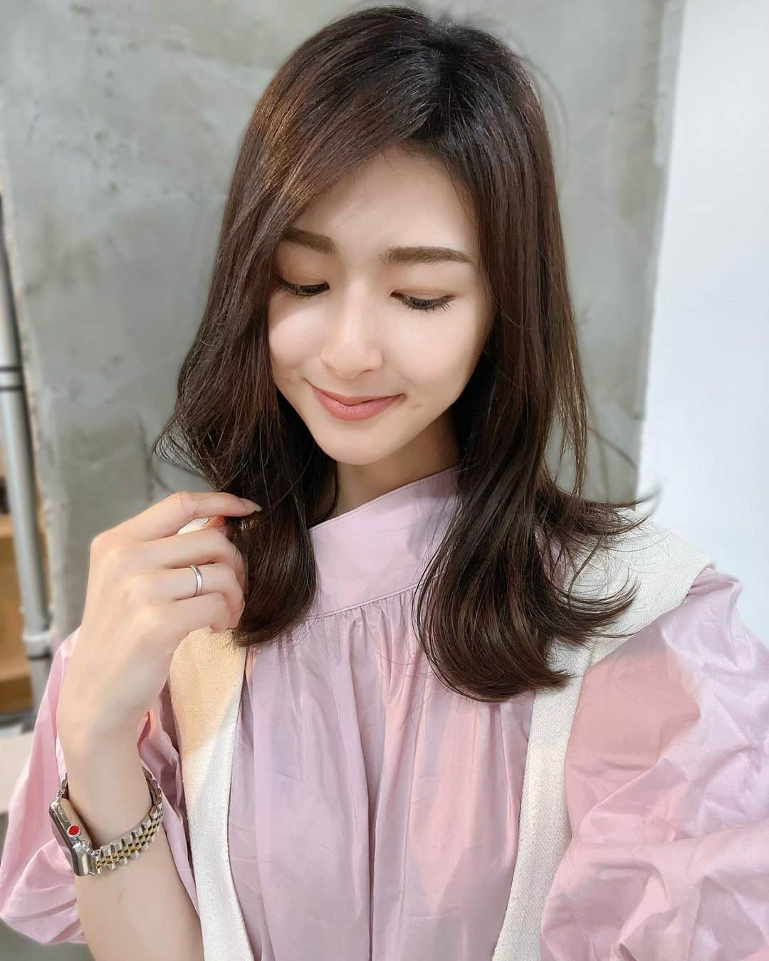 のインスタグラム：「ヘアメンテ✂︎  また数cm切ったので 少し短くなりました〜☺️ カラーは明るさ変えずに赤みを抑えてもらってます🙌  阿部さんいつもありがとうございます❤️  ☑︎freera kyoto @freera_kyoto  担当✂︎ 阿部さん @abe0106   . . . . #ヘアメンテ#ヘアカット#ヘアカラー #美容室#京都美容室#京都#三条#病院三条#河原町三条 #三児のママ#三児の母#関西ママ #ママコーデ#長身コーデ#ナチュラル #ロングヘア#ミディアムヘア」