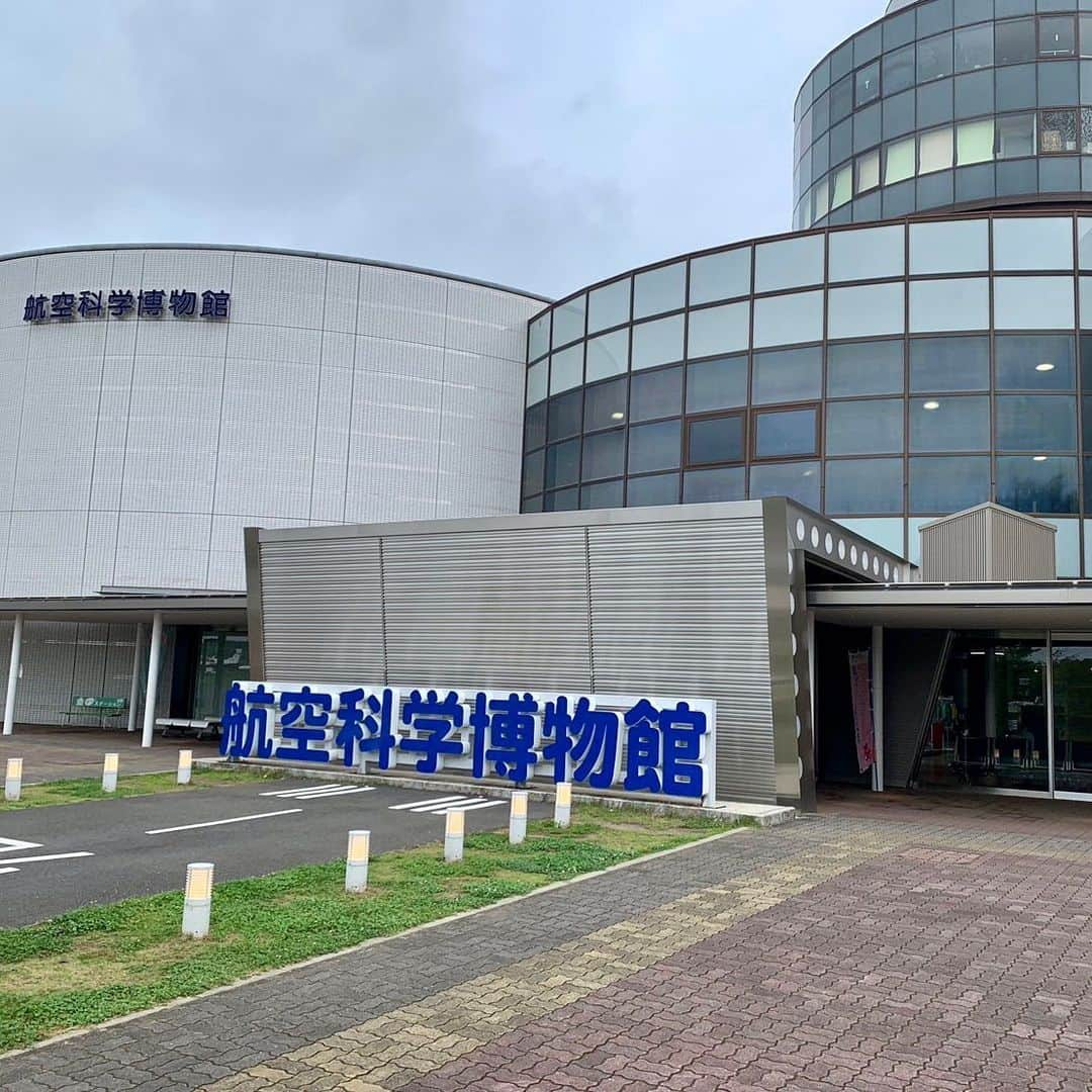 依田司さんのインスタグラム写真 - (依田司Instagram)「6月27日(火) 千葉県芝山町にある『航空科学博物館』から。雨の日も暑い日も気にせず行けるお出かけスポットです。 屋内で飛行機の歴史、空港のしくみなどさまざまな角度から飛行機を学べる施設で、巨大な展示物からパイロット体験など魅力たっぷりの博物館。 屋外にもジャンボの機首（コックピット）や沢山の機体展示がしてあります。毎月、色々なイベントを開催しているのも人気。 また、近くに成田空港があるので飛行機の発着陸なども間近で見ることができますよ。  #航空科学博物館 #DoCLASSE #ドゥクラッセ #依田さん #依田司 #お天気検定 #テレビ朝日 #グッドモーニング #気象予報士 #お天気キャスター #森林インストラクター #グリーンセイバーアドバンス #プロジェクトワイルド #IPCC伝導者 #japan #japantrip #japantravel #unknownjapan #japanAdventure #japanlife #lifeinjapan #instagramjapan #instajapan #療癒 #ilovejapan #weather #weathercaster #weatherforecast」6月27日 8時38分 - tsukasa_yoda