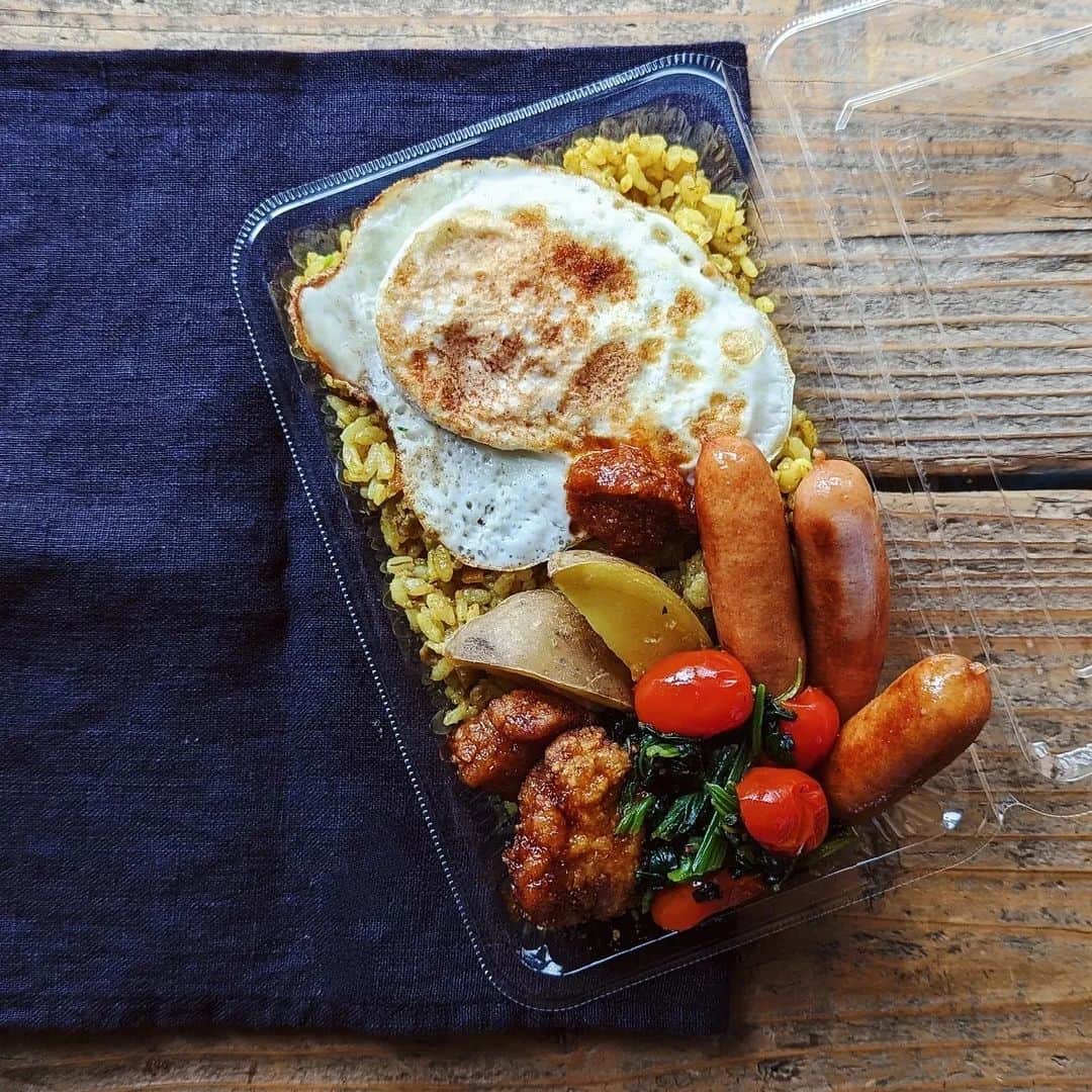 のインスタグラム：「* #お弁当 *  いつものちょっと豪華バージョン と オムライス🍱  ファミリーマートで売ってるいちごミルクが好きで 最近は常にストックしてます🤭  自分の誕生日が近付いてきて プレゼント選び中🫣 一番欲しいものは高くて買ってもらえないので 諦めて次を探し中…… あ〜楽しい🤗  * がんばれ火曜日〜！  #tami弁  #弁当#bento#lunchbox #ランチ#昼食#のっけ弁#旦那弁当 #ごはん#食事#暮らし#お弁当記録」