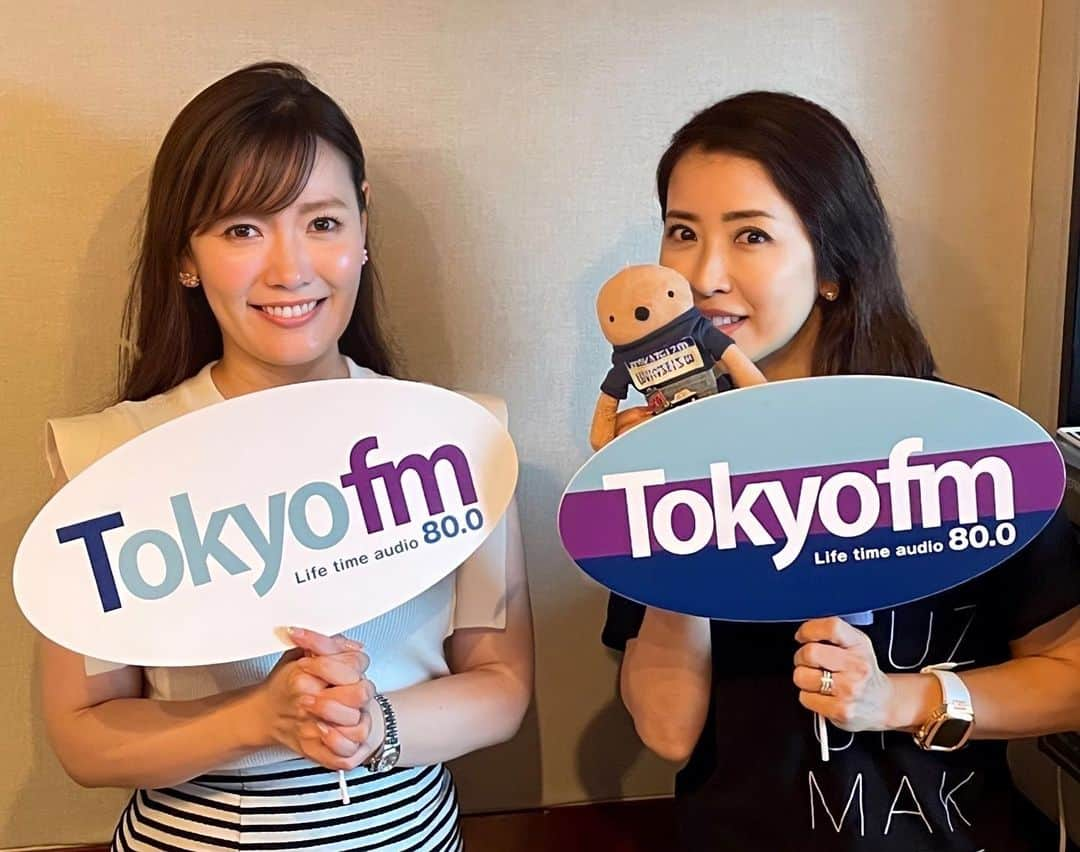 汾陽麻衣のインスタグラム：「🌸AuDeeマイ・タカラヅカ🌸 明日6/28（水）10時〜配信開始！！  今回は大の宝塚ファンであるタレントの江口ともみさんをお迎えして熱く深く宝塚愛を語らっております💕  元宙組トップスター真風涼帆さんの大ファンでいらっしゃる江口さん。 大千穐楽の翌日とあって目が潤みながらの収録となりました🥹 そして語り合う時間が足りませんでした笑  推し活ライフをされる皆様にとってもご参考になるはず…💗  皆様是非お聴き下さいね🥰  ※ちなみに江口さんのトップスは真風さんTシャツ。 その他真風さんのアクリルスタンド、キーホルダー等も見せて下さいました💜 素晴らしき愛の深さ💜  #江口ともみ さん #真風涼帆 さん #ヅカファン  #カジノロワイヤル  #宝塚  #宝塚歌劇団  #宝塚音楽学校  #タカラジェンヌ #花組 #花組公演  #月組 #月組公演  #雪組 #雪組公演  #星組#星組公演  #宙組 #宙組公演  #専科 #トップスター #トップ娘役  #男役スター #娘役スター #オーディー  #マイタカ  #マイタカラヅカ  #audee  #ラジオ #jfn #tfm」