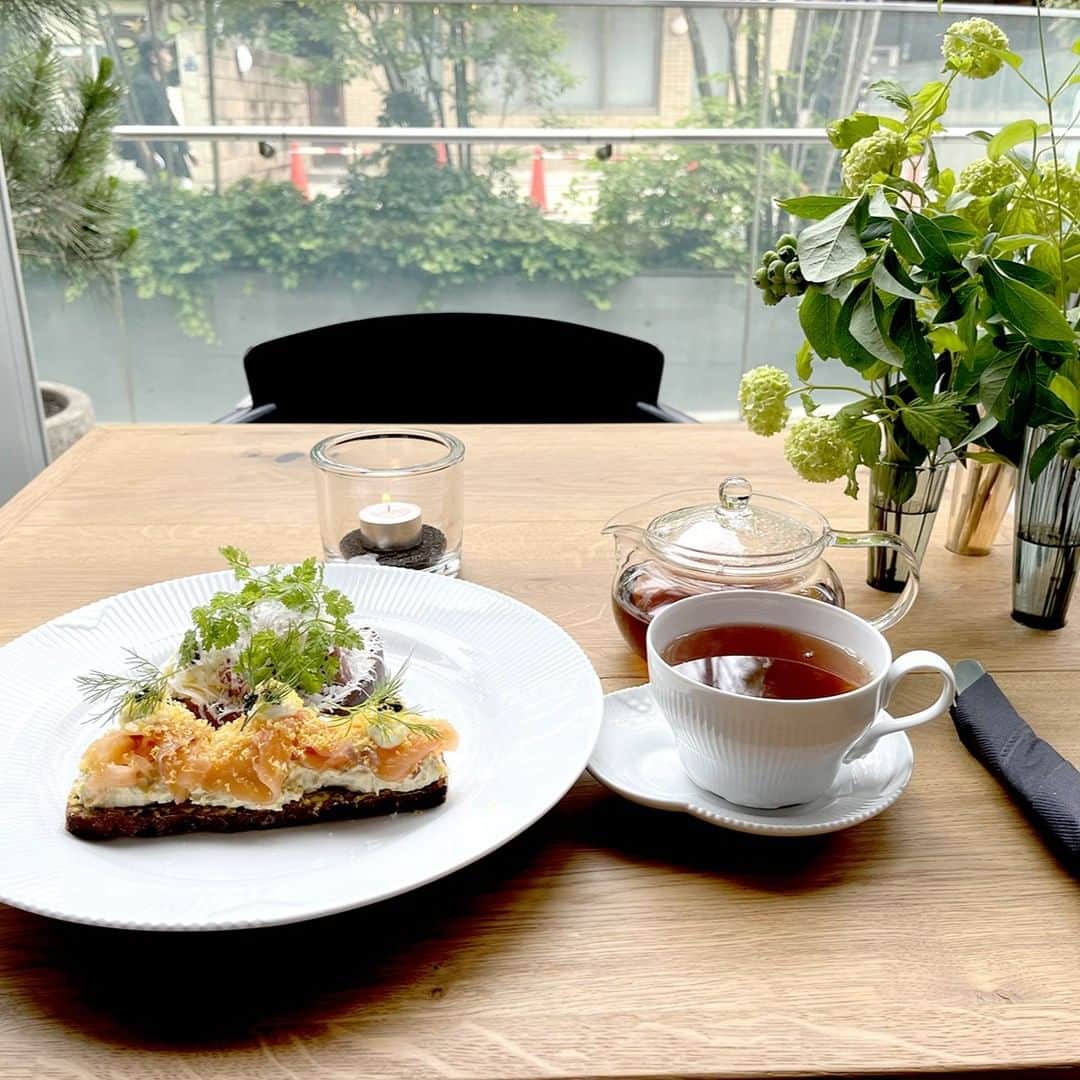散歩の達人さんのインスタグラム写真 - (散歩の達人Instagram)「デンマークのオープンサンドと王室御用達の高貴な紅茶。  記事「表参道のカフェ『Nicolai Bergmann NOMU』。花に囲まれた空間で“ヒュッゲ”を感じる」より。  #さんたつ #散歩の達人 #表参道 #カフェ #デンマーク #紅茶 #花 #オープンサンド」6月27日 8時52分 - san_tatsu