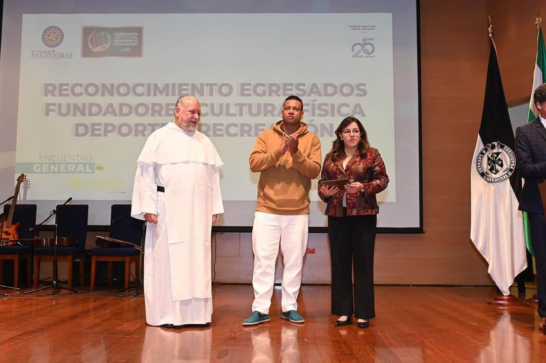 フレディ・グアリンさんのインスタグラム写真 - (フレディ・グアリンInstagram)「El pasado 14 y 15 de junio fuí invitado por la universidad santo Tomás al evento One Health: Una sola salud.  La facultad de cultura física deporte y recreación de la Universidad santo Tomás celebró sus 25 años.  Junto al rector de la universidad entregué a los primeros egresados un reconocimiento,exaltar al deportista y a sus formadores me hace sentir que todo valió la pena!  Junto a los indígenas arhuacos, nuestros hermanos mayores, de la sierra nevada de Santa Marta, el representante del sindicato de actores de Colombia, nos hemos comprometido a ser promotores de la salud y el bienestar.  Estoy feliz de hacer parte de estas grandes causas.  Tomarnos en serio el problema de la salud de nuestro país es un reto que nos lleva a todos como sociedad a entender que la salud del medio ambiente, la de los animales y la de los seres humanos es nuestra responsabilidad. Muchísimas Gracias Hermano Ricardo por invitarme 👍🏾」6月27日 8時55分 - fguarin13