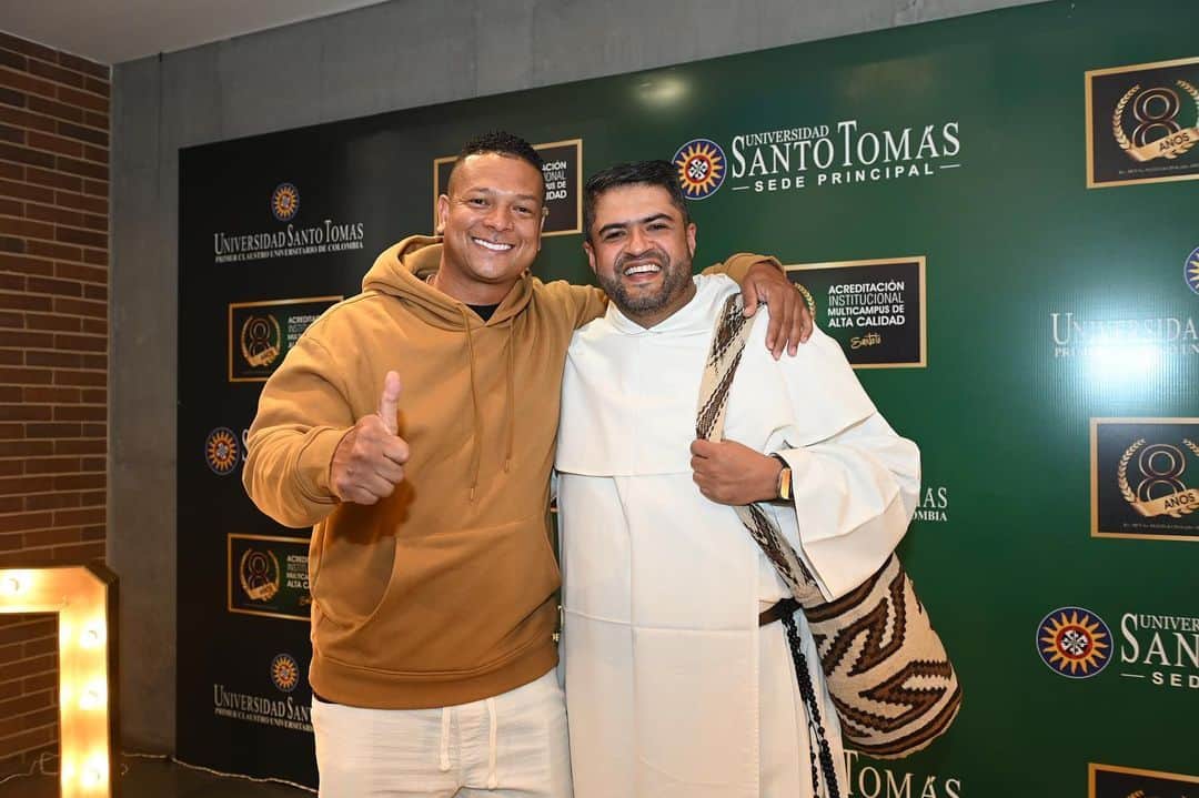 フレディ・グアリンのインスタグラム：「El pasado 14 y 15 de junio fuí invitado por la universidad santo Tomás al evento One Health: Una sola salud.  La facultad de cultura física deporte y recreación de la Universidad santo Tomás celebró sus 25 años.  Junto al rector de la universidad entregué a los primeros egresados un reconocimiento,exaltar al deportista y a sus formadores me hace sentir que todo valió la pena!  Junto a los indígenas arhuacos, nuestros hermanos mayores, de la sierra nevada de Santa Marta, el representante del sindicato de actores de Colombia, nos hemos comprometido a ser promotores de la salud y el bienestar.  Estoy feliz de hacer parte de estas grandes causas.  Tomarnos en serio el problema de la salud de nuestro país es un reto que nos lleva a todos como sociedad a entender que la salud del medio ambiente, la de los animales y la de los seres humanos es nuestra responsabilidad. Muchísimas Gracias Hermano Ricardo por invitarme 👍🏾」