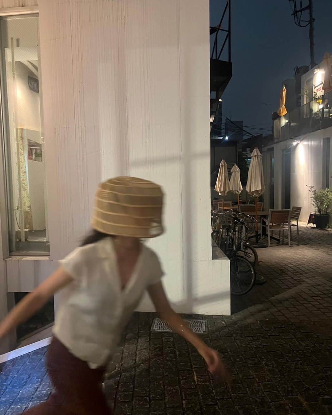 Alysa Ichikiのインスタグラム：「6月の東京出張ありがとうございました🌚 出張を2ヶ月に1回と決めてから "2ヶ月"いう日々を意識して過ごすのは初めてで 緑は青々としていて生きたものたちの力は大きくなっていて ちゃんと取り組んでいたことはしっかり進んでいて そして変わらず居てくれる人たちがいて 2ヶ月前に考えていたことはすっかり忘れていたりして🫠  来年のときはこうしよう！来年はこうだといいながどんどん増えていくけど その時の自分の気持ちを大事に決めすぎないでおこうも強くなっていく🦦 西表島に戻ったら梅雨が明けて夏きてたよ！暑いー！ 次は8月👒よろしくお願いします🤲🏻  #今のブームは昔のあいのり鑑賞」