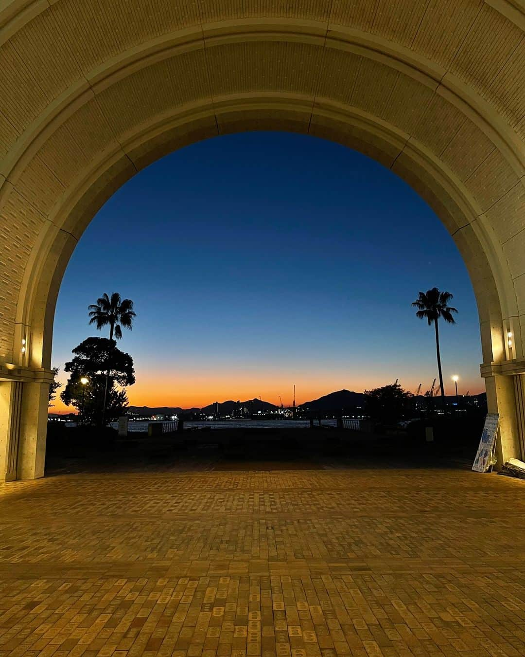 神戸学院大学さんのインスタグラム写真 - (神戸学院大学Instagram)「フォトコンテスト「神院大キャンパスライフの魅力」応募作品No.322【2023年4月－6月】現代社会学部 社会防災学科3年次生の濱﨑亮太さんからご応募いただきました。  ～写真にまつわるエピソード～ 喉が渇いたので、飲み物を買いに自習室から出てみると外はもう真っ暗。 ちょうどマジックアワーが見えたので、思わず1枚「カシャッ」。 この風景を見ていたら勉強の疲れも吹っ飛びました(笑) あの日飲んだコーラの味は今でも忘れません。 ～～～～～～～～～～～～  ポートアイランドキャンパスのドームから見える景色は 時間によって印象がガラッと変わりますね！ まるで魔法がかかったような空の色がとても幻想的でとても美しい１枚です✨✨  皆さんもキャンパスの魅力が伝わる写真を撮影して、 ぜひフォトコンテストに応募してみてください📸🌙  フォトコンテスト４月～６月の応募締切は６月30日まで！！ 応募方法は以下のURLから↓ https://www.kobegakuin.ac.jp/support/student_life/contest.html まだまだたくさんのご応募お待ちしております。  #神戸学院大学 #神戸学院 #神戸 #大学 #kobegakuin #kobegakuinuniversity #ポーアイ #ポートアイランド #大学生 #夕焼け #夕焼け空 #空 #空スタグラム #キャンパスライフ #学生生活 #写真 #写真コンテスト #フォトコンテスト #夜景 #夜景撮影  #フォトコン  #キャンパスフォト #フォト #写真部 #大学の景色 #キャンパス写真 #キャンパスの風景 #大学生の日常 #写真好きな人と繋がりたい」6月27日 9時01分 - kobegakuin_university_koho