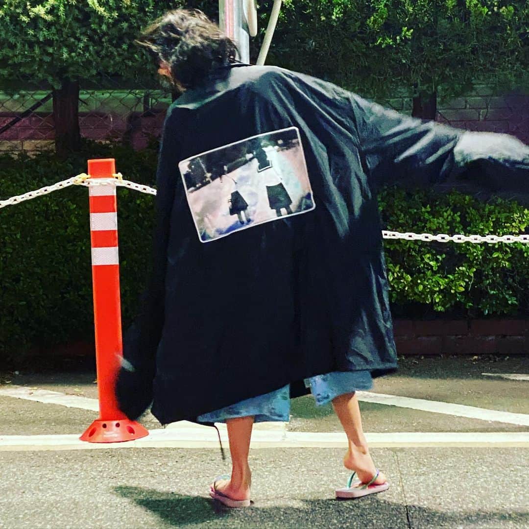 森本千絵さんのインスタグラム写真 - (森本千絵Instagram)「佐内正史さんと伊賀大介くんによる 女生徒の後ろ姿デザインのお気に入りをむすめにとられる。」6月27日 9時08分 - chiemorimoto_goen