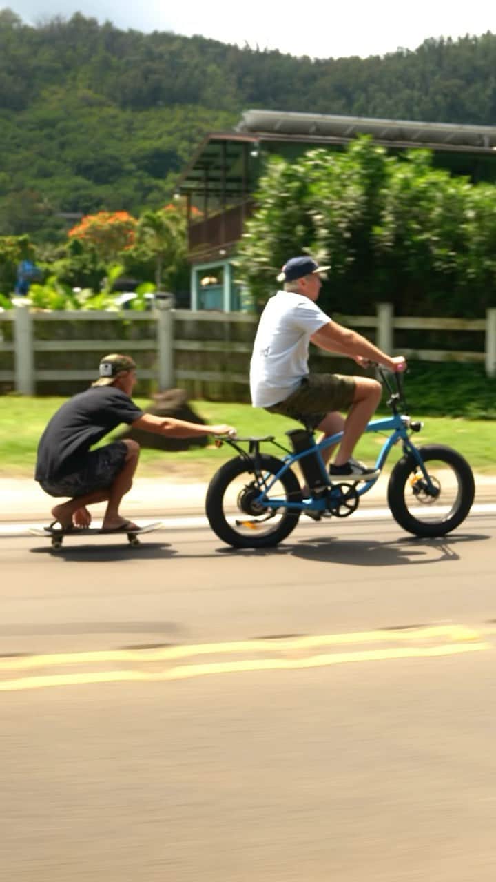 ジェイミー・オブライエンのインスタグラム：「New YouTube is live 🔥 It’s always a blast skating with these legends @heimana_reynolds @makena_kolo 📈 @murfelectricbike」