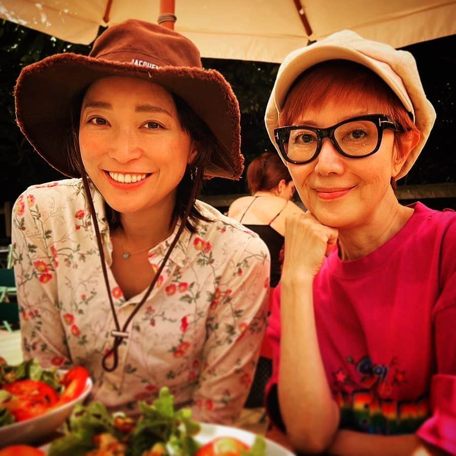 杏さんのインスタグラム写真 - (杏Instagram)「ジヴェルニーに日帰り旅行☺️  I went to Giverny with my dear friend Keiko Toda, came from Japan. It is about an hour's drive from Paris. There is Monet's house and the garden depicted in "Water Lilies". This time she gave my children very beautiful light blue hats. The color of their bright hats complemented the "Water Lilies" in my mind. It was so beautiful.」6月27日 9時17分 - annewatanabe_official