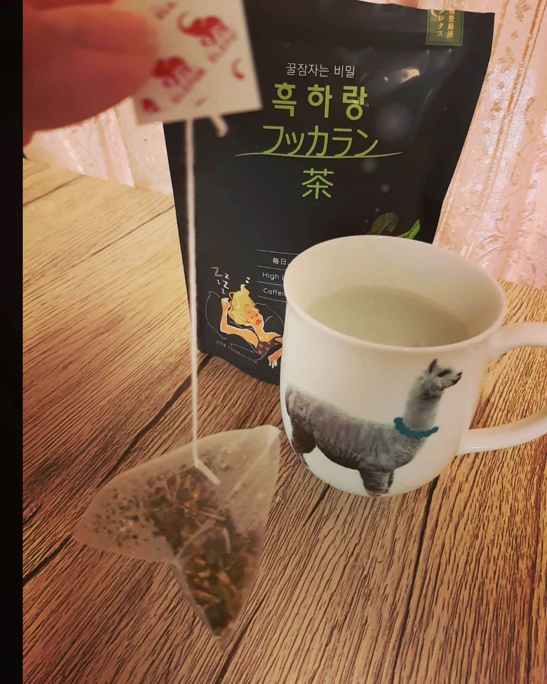 友利愛美さんのインスタグラム写真 - (友利愛美Instagram)「🌙🥬🌙  体に優しいお茶でリラ～ックス♥  韓国で話題のレタスのみでできたお茶😍  フッカラン茶🍵🥬とても美味しいです💕  レタスに含まれる様々な栄養成分に注目して、その成分を高めた新種レタスが韓国で開発されました♥それがフッカランレタスです👏  このフッカランレタスのみを焙煎しお茶にした珍しい商品♥♥♥  ゆっくり休みたい方などを中心に韓国で人気となってるんですって😍💕  🌙ゆっくり休みたいのに休めない方 ⭐朝起きても疲れが取れていないと感じる方 🌙夜中に何度も目が覚めてしまう方 ⭐リラックスタイムをほっと過ごしたい方  こんな方に、おすすめらしく まさに私！！ 夜中に目覚めちゃうし 疲れが取れないって最近思ってたので フッカラン茶飲んでリラ～ックスしようと思います♥  ごくごく😆  PR @hukkaran_jp  #リラックスタイム #レタス茶 #サンチュ #韓国焼肉 #フッカラン茶 #サムギョプサル #ゆっくり休みたい #韓国流行 #韓国好きな人と繋がりたい #男の子ママ#育児中」6月27日 9時20分 - aimitomori
