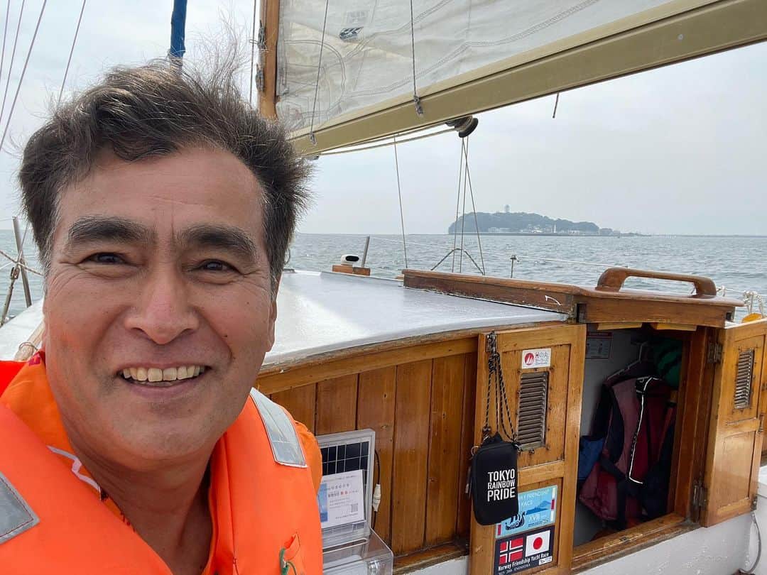のインスタグラム：「大型ヨット『やまゆり』は、1964年東京オリンピックで江ノ島沖で行われたヨット競技を観戦するVIPを乗せた、今や殆ど見かけることのない木製帆船。彼女は僕と同じ1962年生まれ。順風に恵まれた絶好のセーリング日和に、江ノ島から葉山沖の裕次郎灯台を巡る。すっかり番組収録を忘れて海を楽しんだけど灼けた、灼けた。肌はヒリヒリ。」