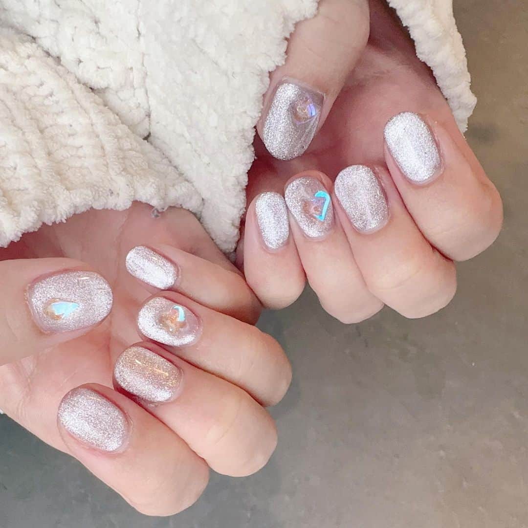 根岸愛のインスタグラム：「💅✨💅 . newネイル💕 Lapis新宿店 担当はmanamiさん (@lapis_manami )です🌸 撮影の関係で色はそのままに 薬指と親指のパーツが可愛い🥺💕 . #lapis #lapisnail #nail #handnail #magnetnails #magnetnail #ネイル #きらきらネイル #キラキラネイル #マグネットネイル #アシンメトリーネイル」