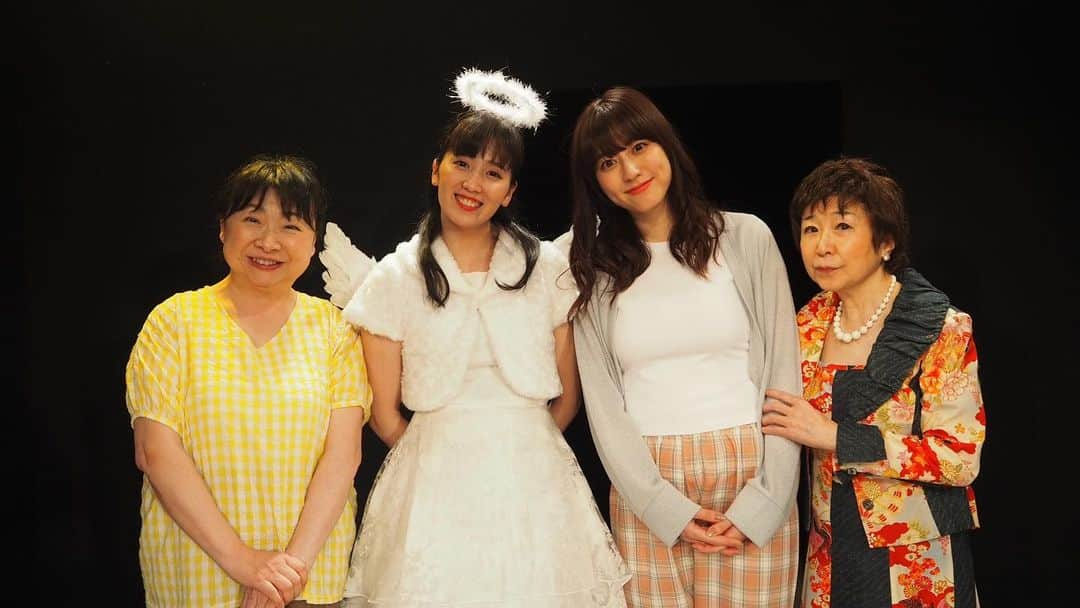 杉本有美のインスタグラム：「大森博生誕 60 年&芝居道 35 年記念公演 第一弾 『更地祭~更地連続上演』  大森カンパニープロデュース vol.44  『更地 18』無事に終演しました。  お越しくださった方々、関係者の方々ありがとうございました❗️  大森カンパニーさんの舞台を初めて観たのは、2018年4月「更地14」。  そのお稽古中に、及川奈央さん @naooikawa さんからのご紹介で初めて大森さんとお会いしました。 新宿の喫茶店。今でも強く覚えています。  初めて更地を観た時、みなさん本当に凄いなと。 当時、下北沢の劇場に立った経験も無く、お芝居に対しても全く自信がなかった私は、出たいですなんて言えなかった。  あれから５年。。  人情喜劇は、『あじさい(再演)』、『いきどおり』 、『おおばこ』『おうけつ』と４度出させていただきました。 ですが、更地はお芝居の中でもまた違うし、１０分くらい短く濃縮された喜劇です。 何度か更地を拝見していて、大変難しいと強く感じていました。 今回大森さんにお声がけいただいた時、すぐには"はい！"とはお返事できませんでした。 果たして本当に私に務まるのかと。 依里ちゃんに相談もさせてもらったり、、🙇‍♀️  稽古ではたくさん悩み、学びの日々でした。 笑いは本当に難しい。 幕があがりお客様の笑い声や温かい拍手に感動する毎日でした。  私は支えてくださるまわりの方たちに本当に恵まれています。感謝です。 ありがとうございました‼️」