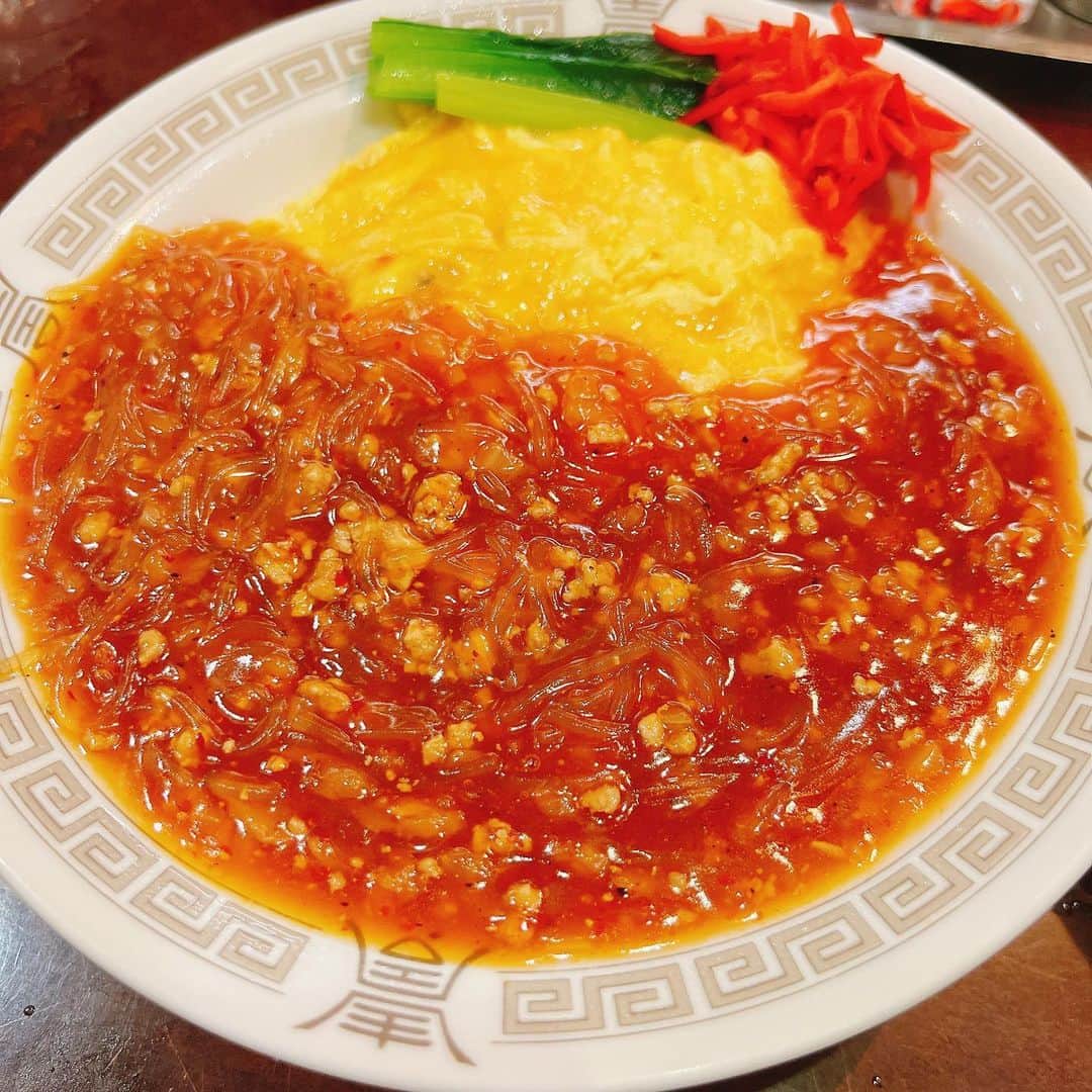 佐久間宣行のインスタグラム：「ど深夜に注文した麻婆春雨丼があまりに美しかったので、思わず写真撮った。  ご飯半分にしてもらったのにこの背徳感。」