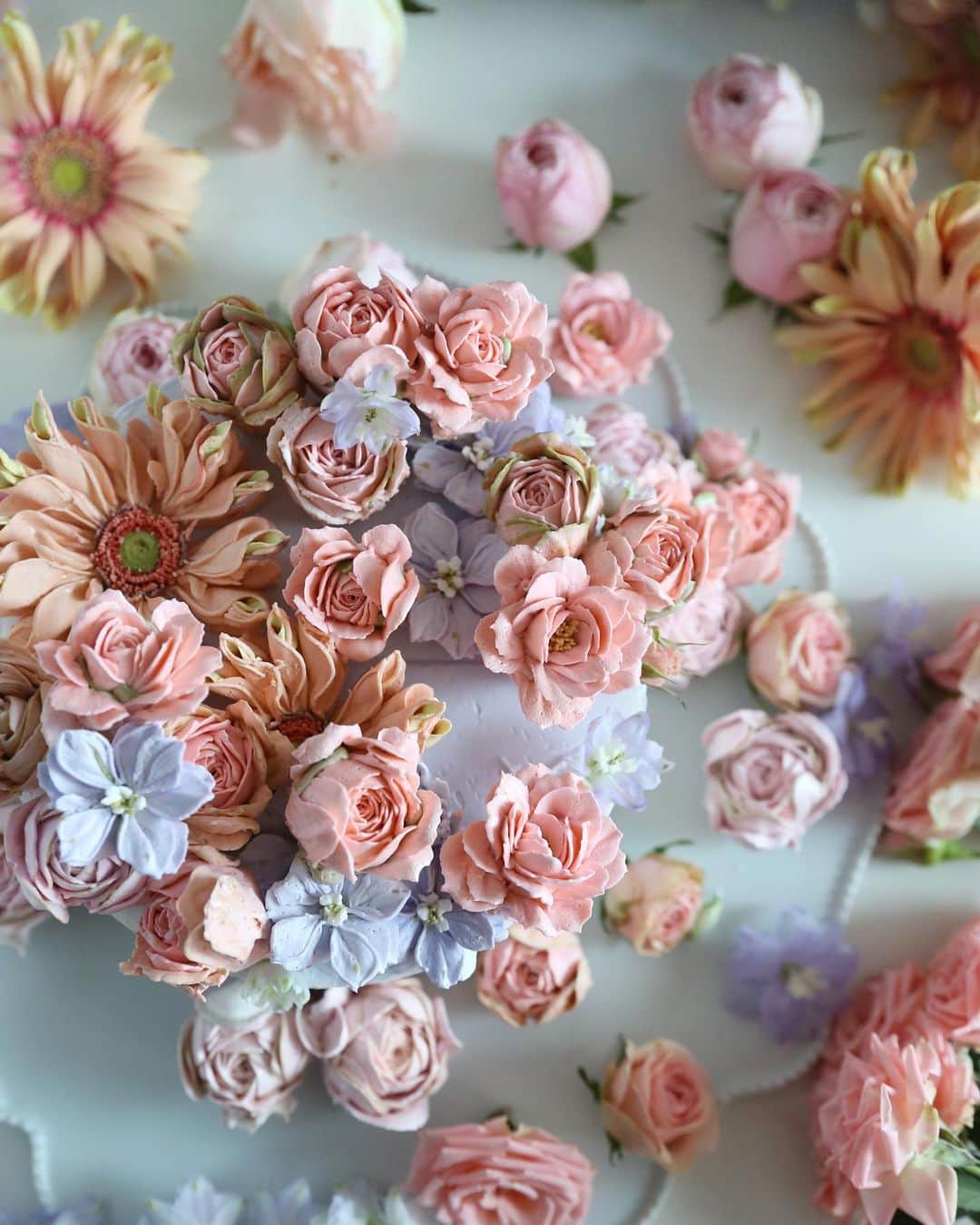 청담 수케이크 (atelier soo)さんのインスタグラム写真 - (청담 수케이크 (atelier soo)Instagram)「ㅡ Rose  햇살장미,맨스필드파크,자나장미   Italian meringue buttercream #flowercake #cake #partycake」6月27日 9時28分 - soocake_ully