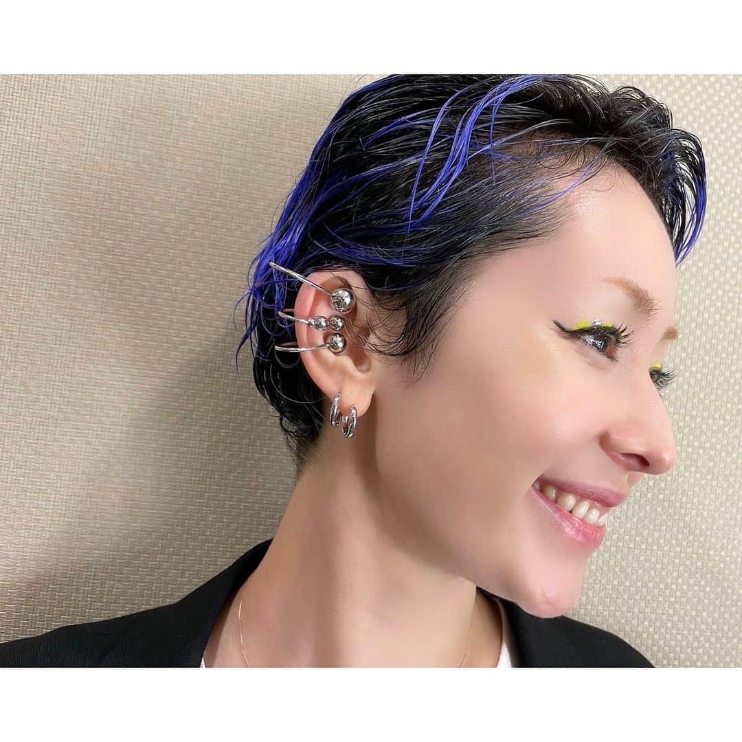 木村カエラさんのインスタグラム写真 - (木村カエラInstagram)「2023.6.23 TOKYO Zepp DiverCity HAIR&MAKE  neon yellowのジグザグラインと、silverのラメ。 髪の毛は思い立ってセルフカラーで紫にしました。 カラーはマニパニ( @manicpanic_japan )の ウルトラヴァイオレット。 磁石のSとN。 🟥➕🟦🟰🟣ということで、みんなともっと混ざり合いたい。という思いから。  TOUR中ずっと身につけていたイヤーカフ。 これは　@critical_lab 。  make by @mihoko_f」6月27日 9時31分 - kaela_official