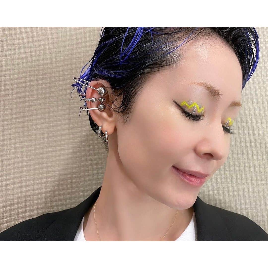 木村カエラのインスタグラム：「2023.6.23 TOKYO Zepp DiverCity HAIR&MAKE  neon yellowのジグザグラインと、silverのラメ。 髪の毛は思い立ってセルフカラーで紫にしました。 カラーはマニパニ( @manicpanic_japan )の ウルトラヴァイオレット。 磁石のSとN。 🟥➕🟦🟰🟣ということで、みんなともっと混ざり合いたい。という思いから。  TOUR中ずっと身につけていたイヤーカフ。 これは　@critical_lab 。  make by @mihoko_f」
