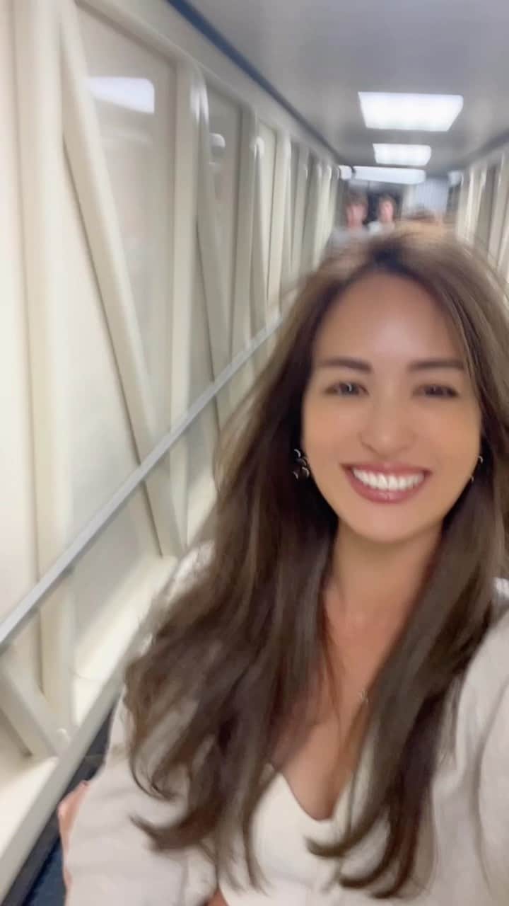 Mieのインスタグラム：「涙がでたり、お腹が痛くなるまで笑ったり、話がとまらなくて寝不足になったり、なんでも話せて、どんなわたしをも受けいれてくれて、時々叱ってくれる🥹✨  メンタルサポーターって呼んでる、マネージャーかなこ💚  #soluckytohaveyou  #hawaii #ハワイ旅行  #ハワイ #ハワイ生活 #islandlife  #島旅  #bff #女子旅 #throwbackthursday」