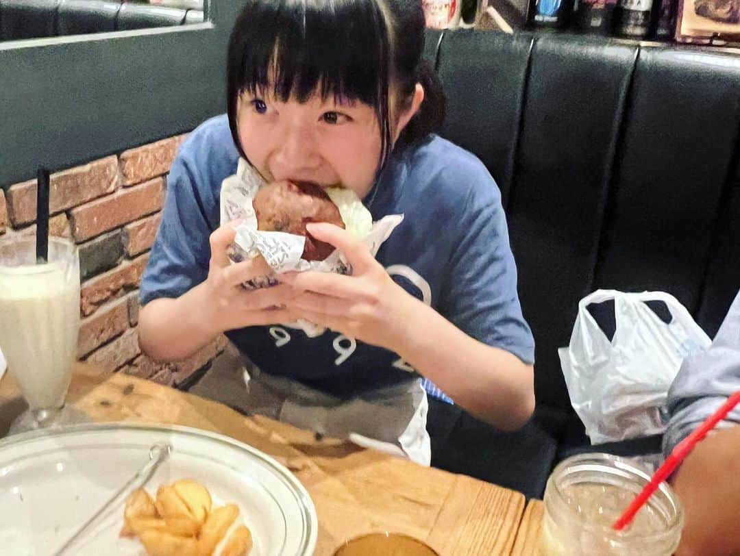 前田裕太さんのインスタグラム写真 - (前田裕太Instagram)「マウナとレイとハンバーガー食べて東京タワーに遊びに行きました。楽しかった！親のような、離れた歳の弟妹ができたような気持ちになりました。これからも2人の成長を見守っていきたいと思います。」6月27日 9時39分 - maeda_timon_d