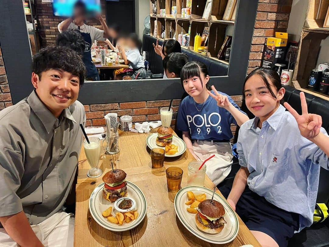 前田裕太さんのインスタグラム写真 - (前田裕太Instagram)「マウナとレイとハンバーガー食べて東京タワーに遊びに行きました。楽しかった！親のような、離れた歳の弟妹ができたような気持ちになりました。これからも2人の成長を見守っていきたいと思います。」6月27日 9時39分 - maeda_timon_d