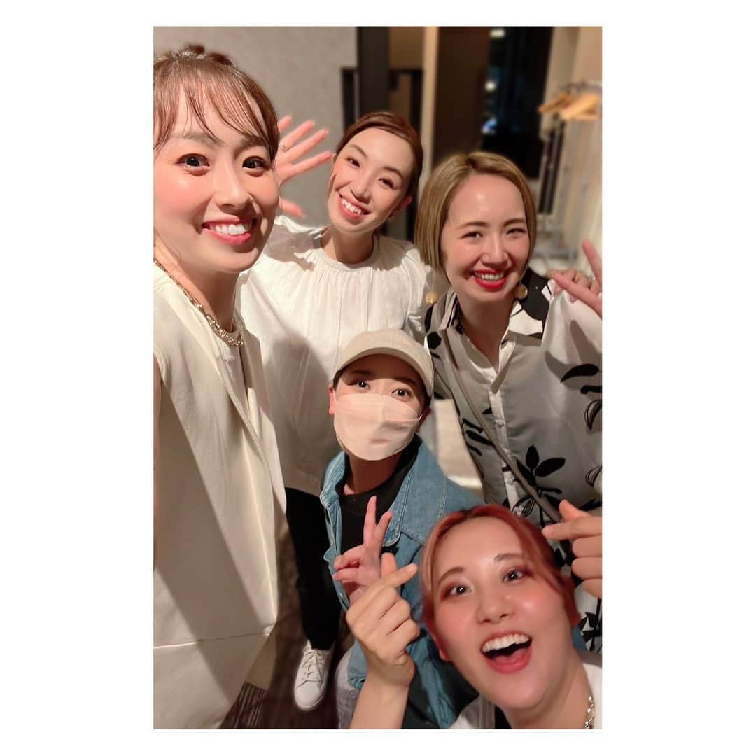 花陽みらさんのインスタグラム写真 - (花陽みらInstagram)「私の大好きな先輩。貴千碧さん主催【貴千碧パブリックショー in 東銀座】🕊️  ２日間 お越しくださった皆さまありがとうございました🙏  久しぶりに皆様の笑顔、マスクを外した笑顔を見る事ができ☺️ 本当に嬉しかったです。  笑顔は心温かくしますねー🕊️  撤収前にみんなで📷✨  　　 ・研1の「マジシャンの憂鬱」ぶりにお会いでき、気さくでさらにお綺麗になられていた😍末子さん💎✨ ・何度お会いしても、美人すぎて2度見、3度見してしまう、みきさん💎✨ ・今回はじめまして！で素敵なイラストを書くパワフルな、すみな✏️🎨 そして、 ・やはり太陽のような笑顔とオーラで私達を包んでくれるの貴千さん🥢  会場は、 ・キラキラオーラ✨りえさんの素敵なキャンドル🕯️。 ・笑顔キュート✨みきえさんのアルコールインクアート🎨 ・嶺乃さんの 美味しい京漬物🥢 ・シャルムさんの 素敵なレザー商品👜  素敵なご縁、沢山いただく２日間でした！ ありがとうございました✨  　　 　 ★#貴千碧パブリックショー  #貴千碧 さん 喜昆布  #瀧川末子 さん ハンドメイドアクセサリー  #嶺乃一真 さん 京漬物(まるたけ)  #白姫あかり さん ハンドメイドアクセサリー  #澄月菜音 さん イラストレーター  #CHARME (シャルム) レザー商品  #KyotocandleLieru  人工香料を一切使用していないキャンドル  #武井未来恵 さん #アルコールインクアート  #花陽みく  コーヒー」6月27日 9時41分 - miku_hanahi